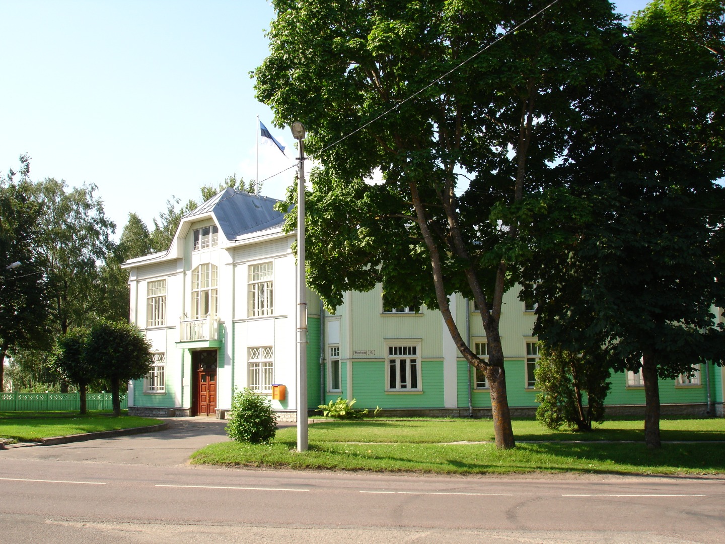 Uued kiirabiautod Lääne-Viru Maavalitsuse ees rephoto