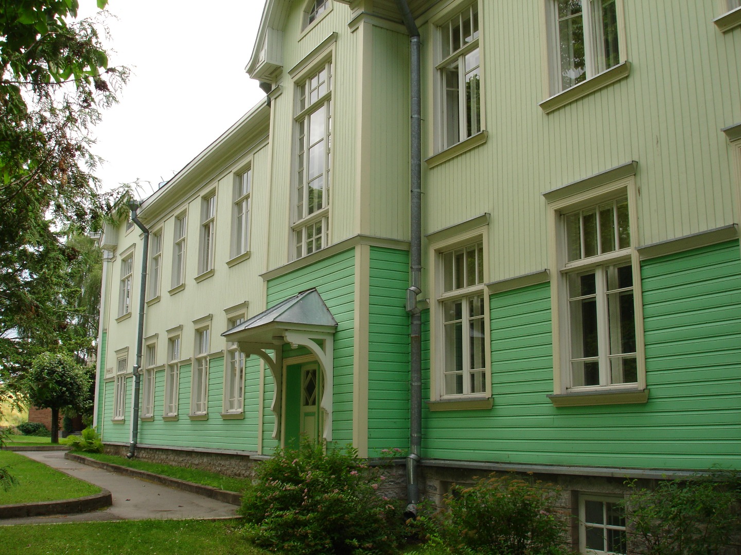 Uued kiirabiautod Lääne-Viru Maavalitsuse ees rephoto