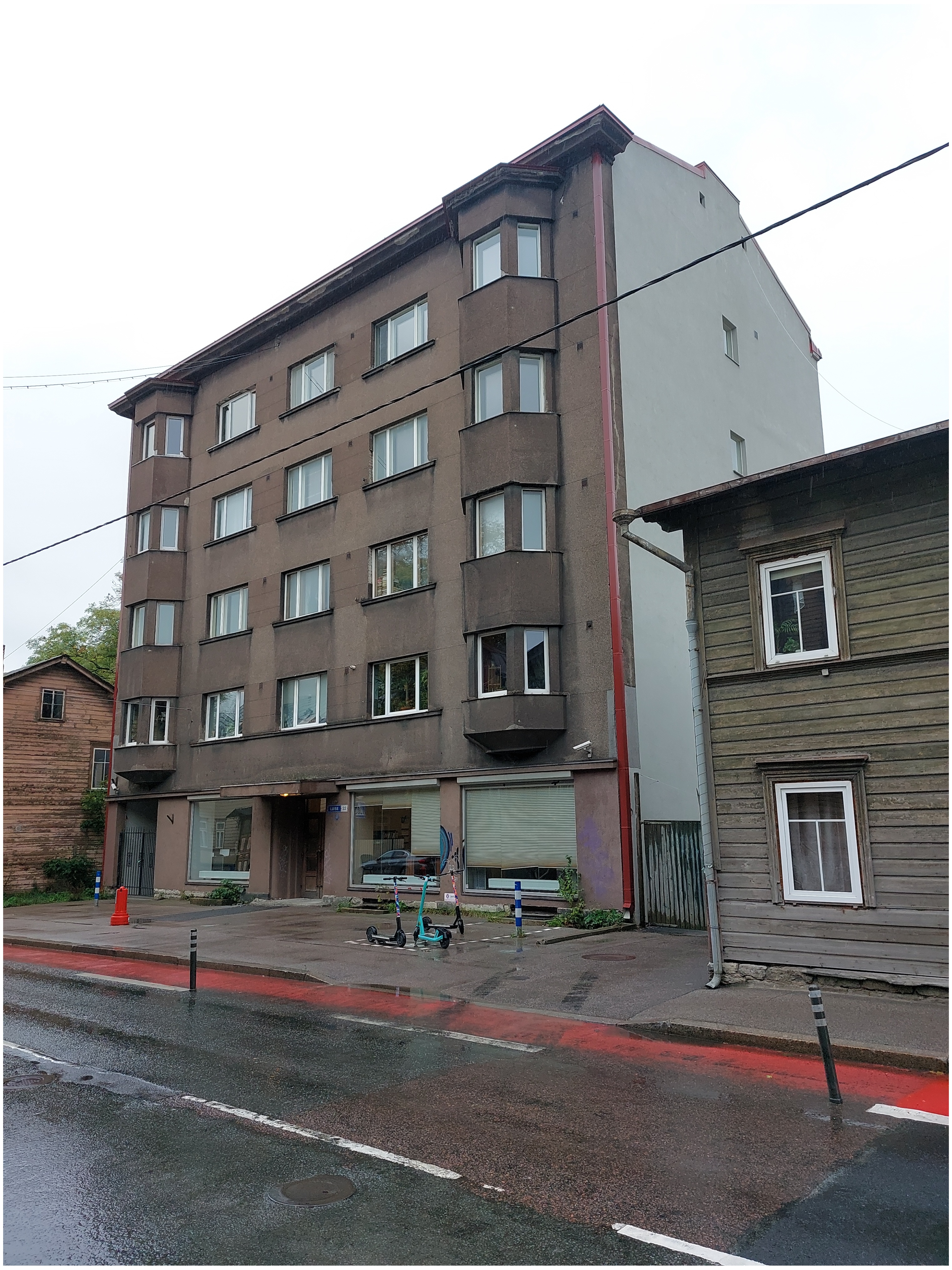 Apartment building with stores in Luise 22 in Tallinn, view of the building. Architect Eugen Sacharias rephoto