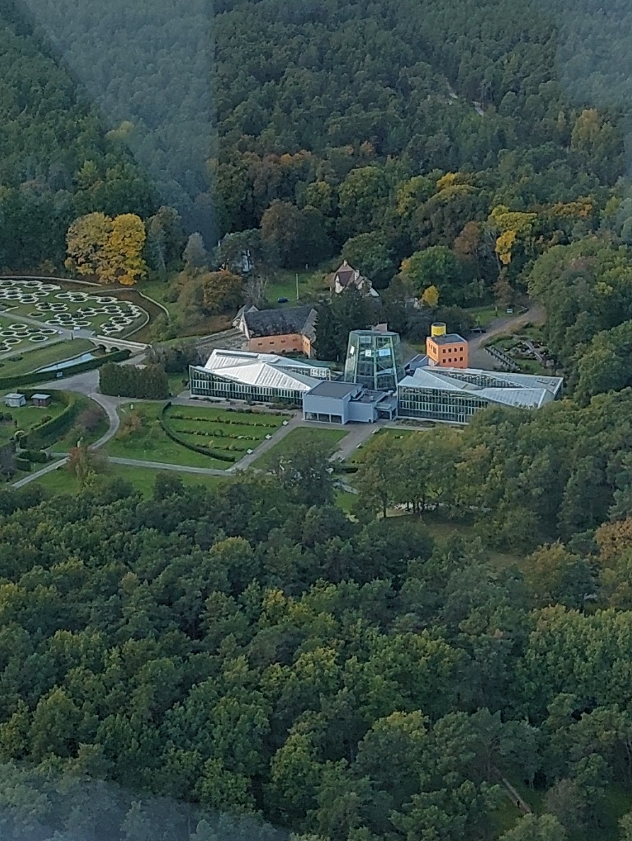 Tallinna Botaanikaaia palmimaja, foto seeriast "Seen", vaade teletornist. Arhitektid Vilen Künnapu, Ain Padrik, Arne Maasik rephoto