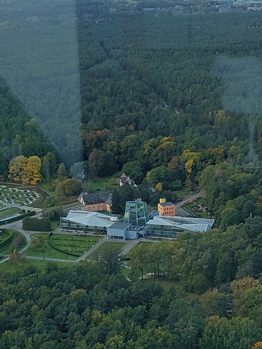 Tallinna Botaanikaaia rekonstrueeritud palmihoone, interjööri vaade trepile. Arhitektid Vilen Künnapu, Ain Padrik, Arne Maasik rephoto