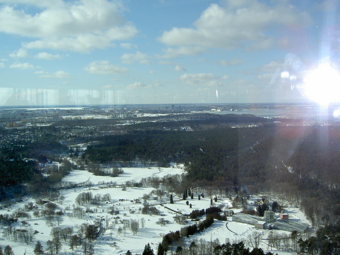 Tallinna Botaanikaaia palmimaja, foto seeriast "Seen", vaade teletornist. Arhitektid Vilen Künnapu, Ain Padrik, Arne Maasik rephoto