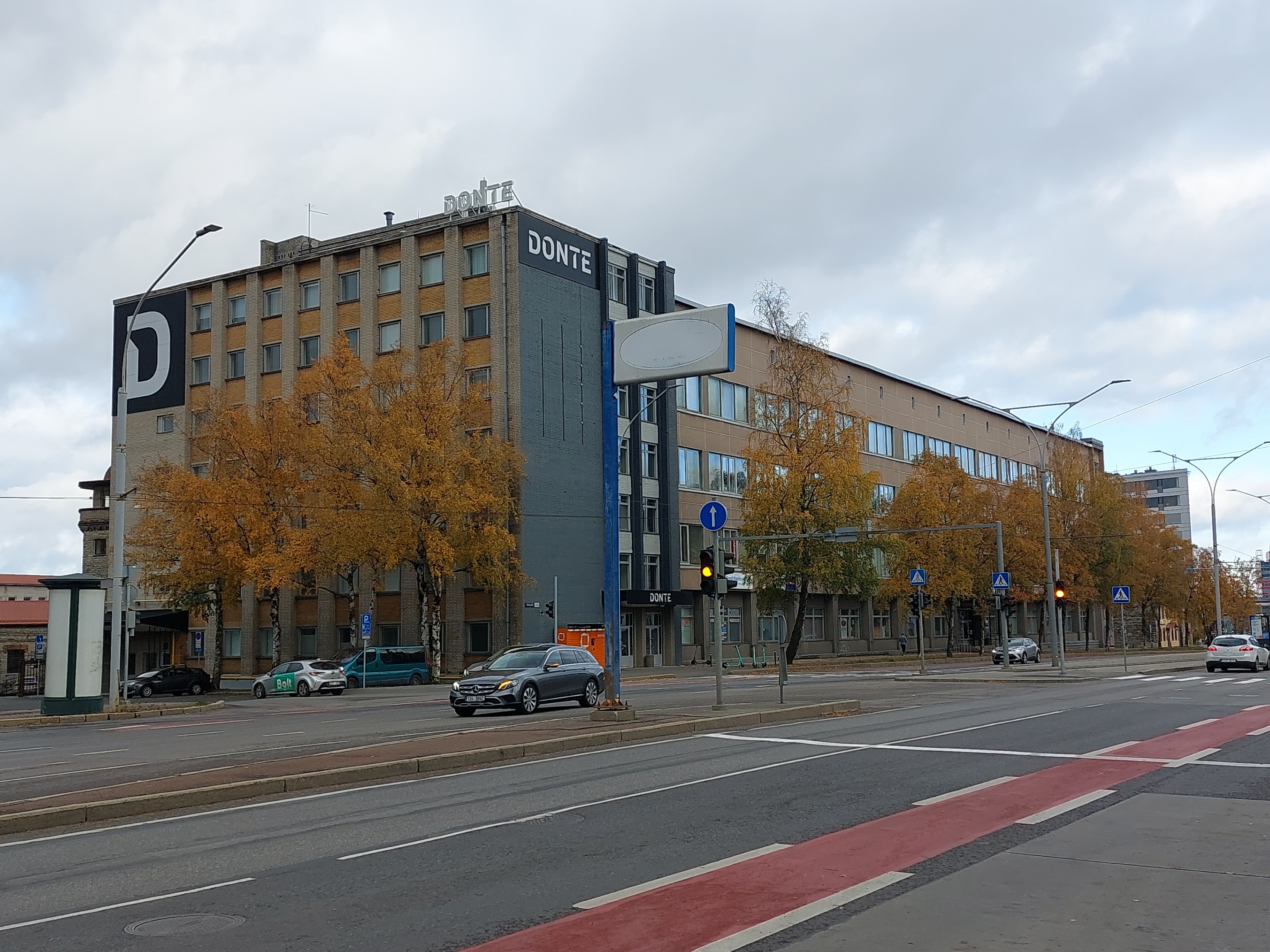 Tootmishoone Tondil, Pöögelmanni nimeline tehas Pärnu mnt 142, katusel loosung: Au tööle! rephoto