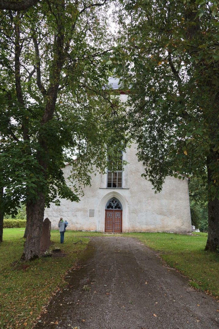 W-fassade of the Urvaste Church rephoto