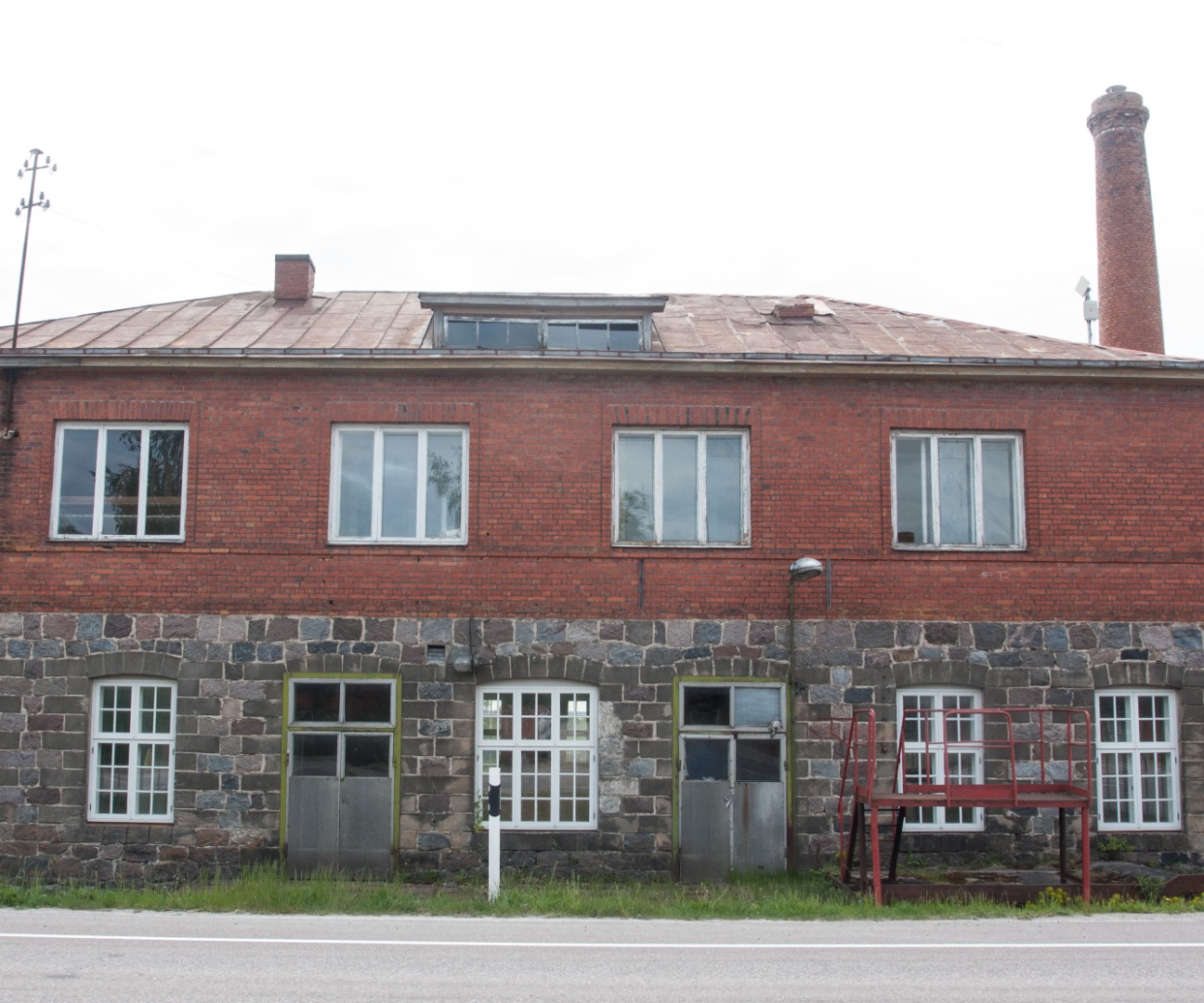 negatiiv Kolga-Jaani khk Oiu Piimaühisus, suur grupp, taga meierei, foto J. Riet, neg 48957, 1927 rephoto