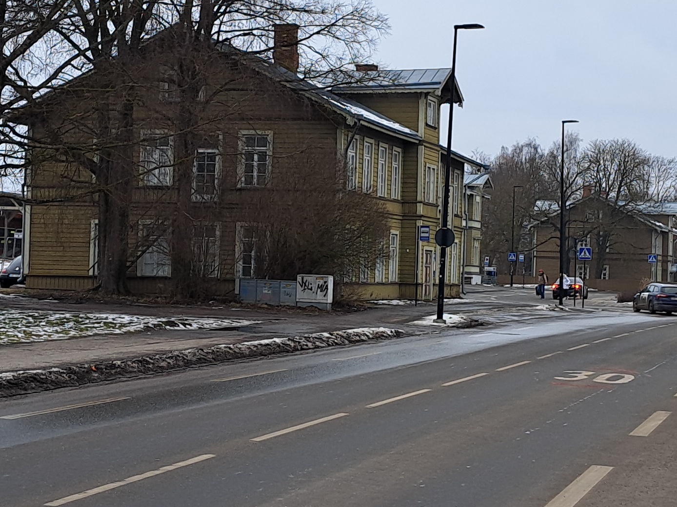 Ajateenistusse siirduvad noorsõdurid tänaval marssimas rephoto