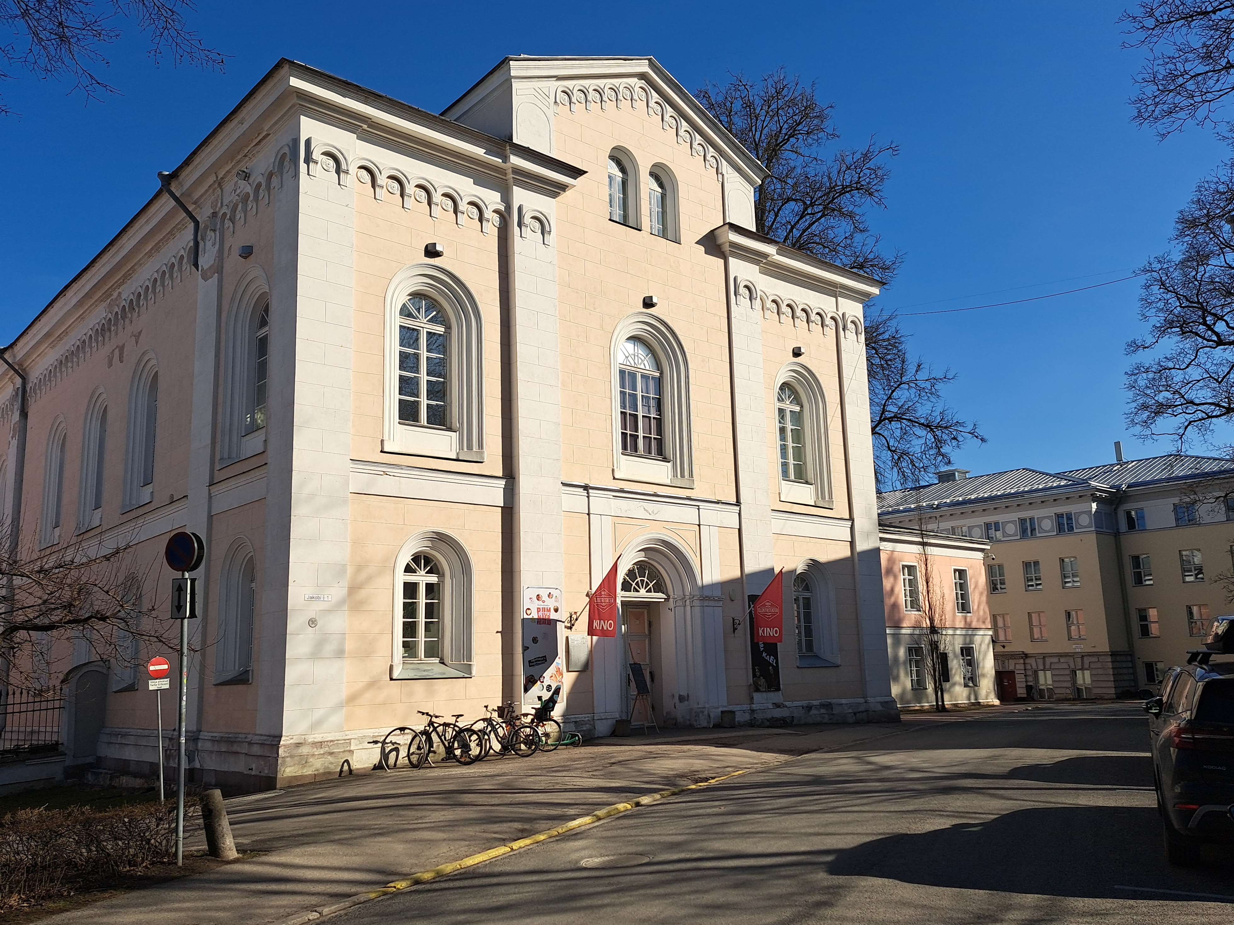 Vaade Tartu Riikliku Ülikooli õpperaamatukogule Kingissepa tänaval. rephoto