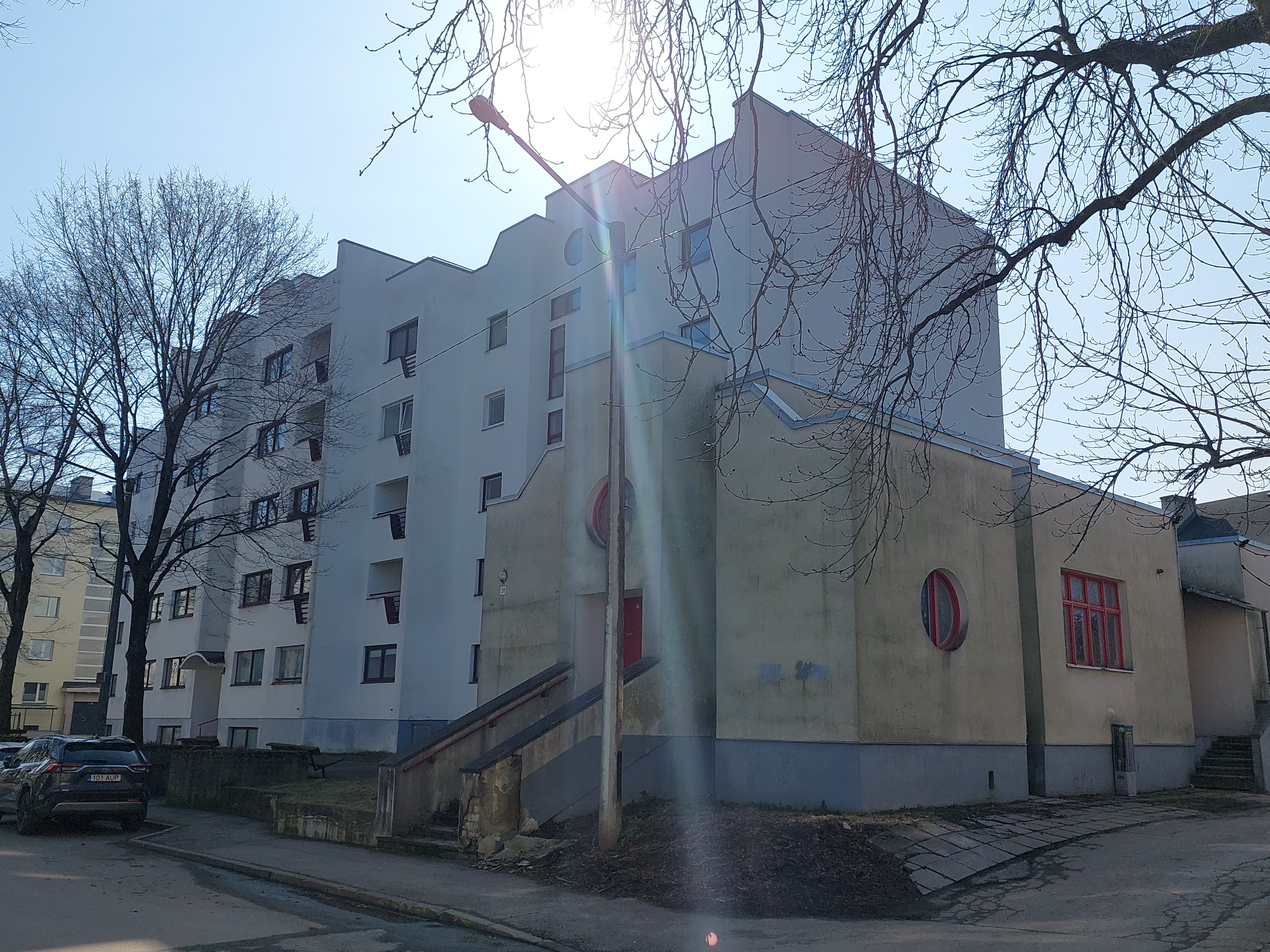 Hoiukassaga korterelamu Tallinnas, vaade hoonele. Arhitekt Heidi Karro rephoto
