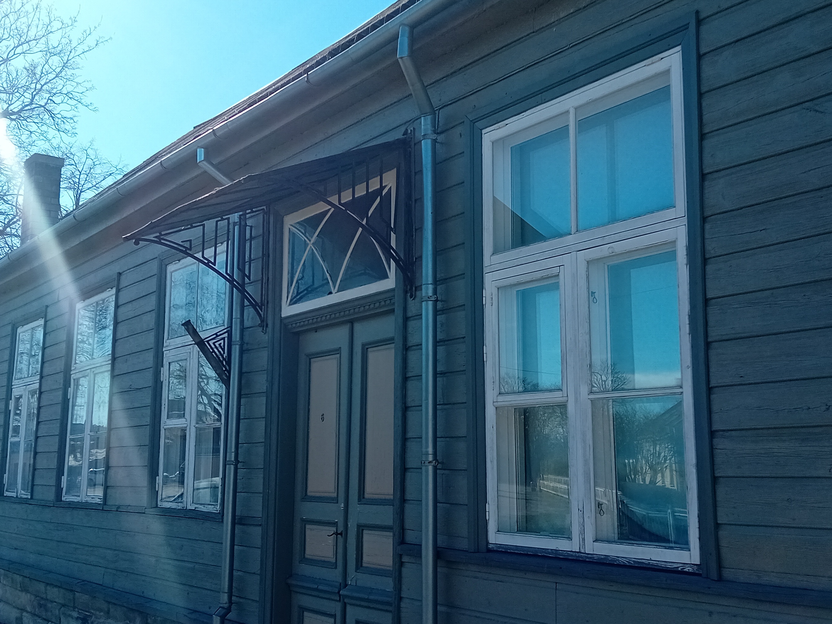 Kuressaare sepised: varikatuse konsoolid Väike-Sadama 10 rephoto
