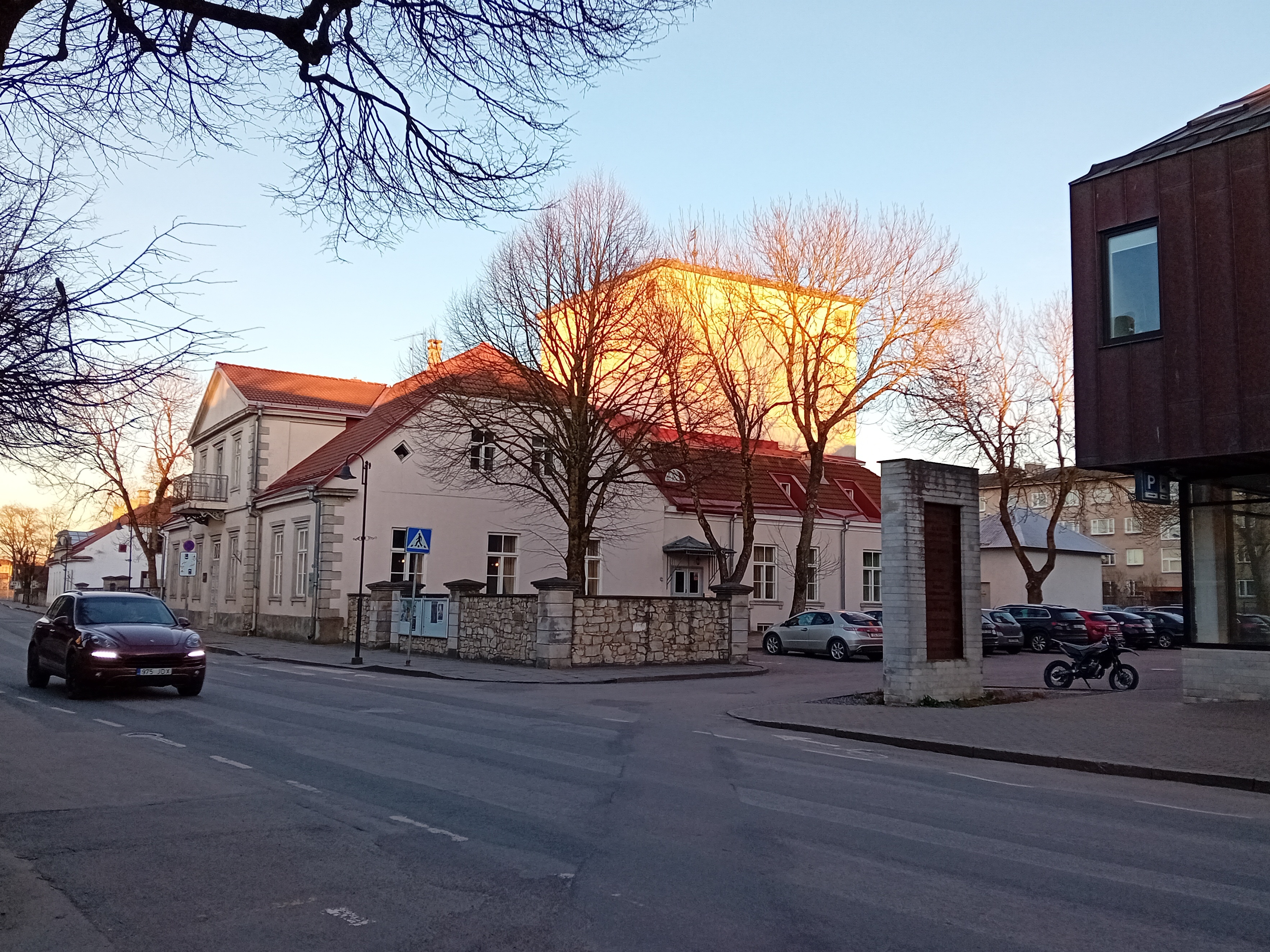 Tallinna t. 13 (hävinud) ja Kuressaare Eesti Seltsi maja rephoto