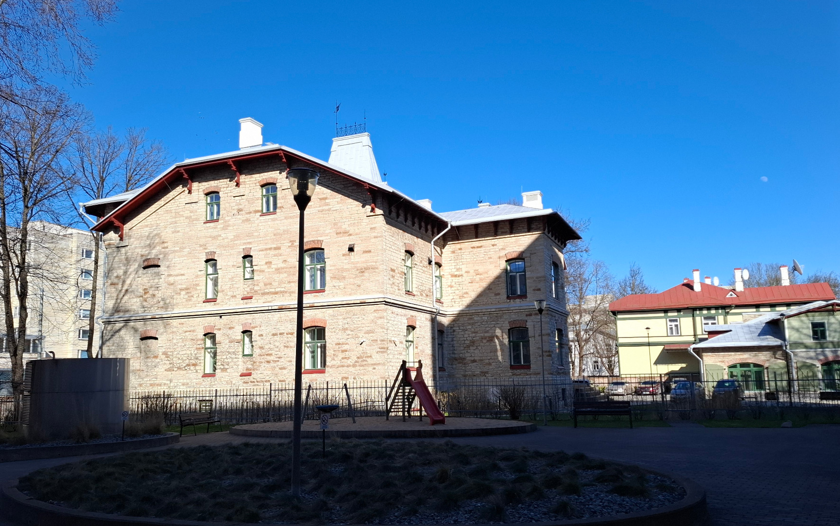 Elektritarvete kauplus Kreutzwaldi tänava hoovis. rephoto