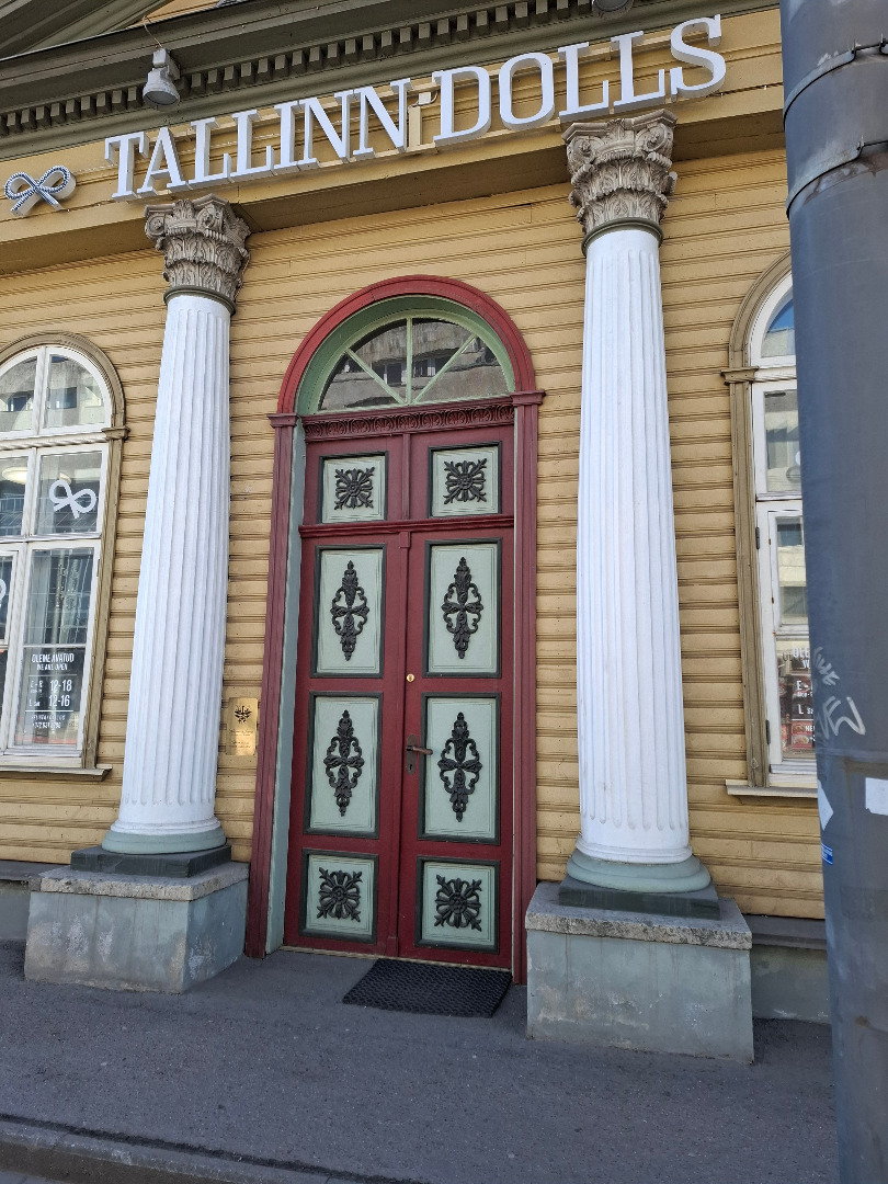 Apteegi välisuks Narva mnt. 56 rephoto