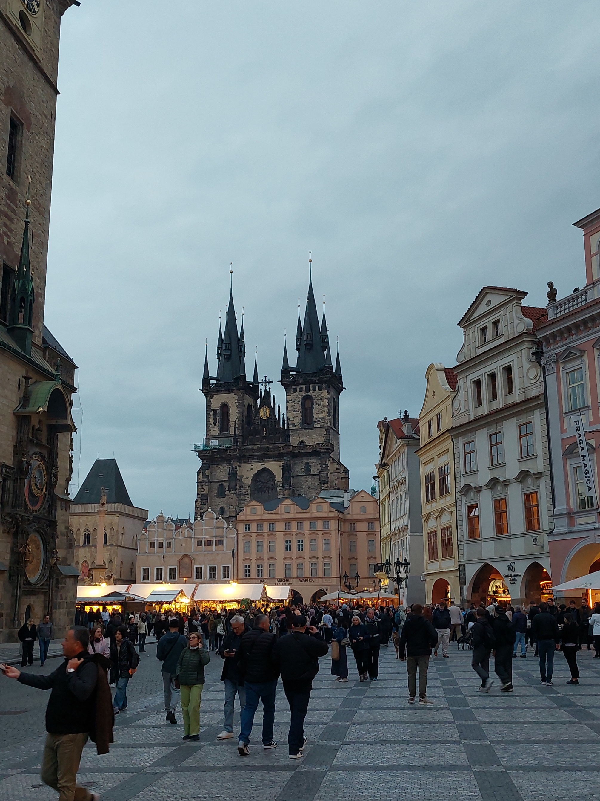 Gezicht op de Tynkerk in Praag, Prag-Teinkirche rephoto