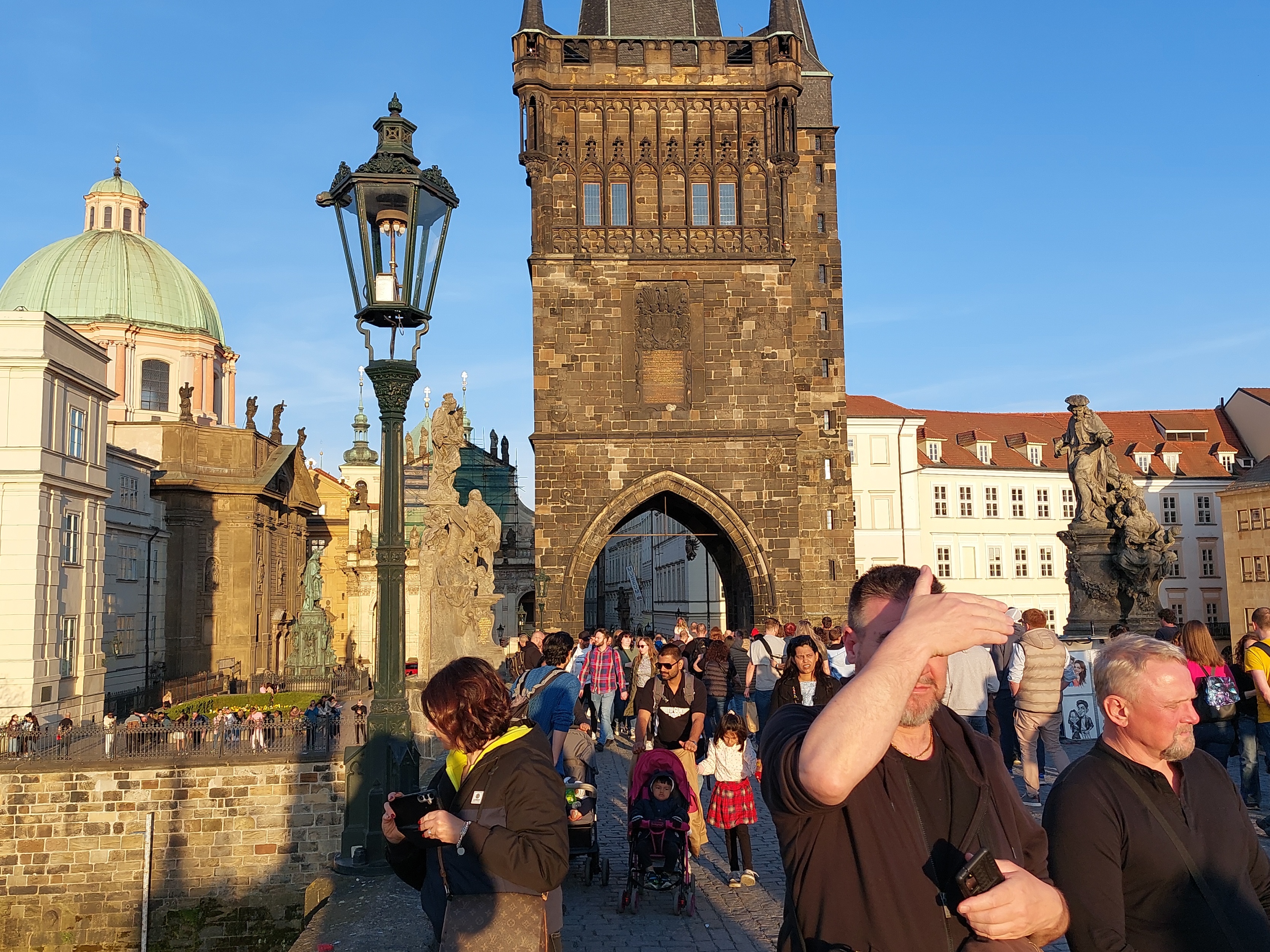 Alila Tolonen (f. Kunnas) till vänster med okänd kvinna (fru Hallama?) i Prag rephoto