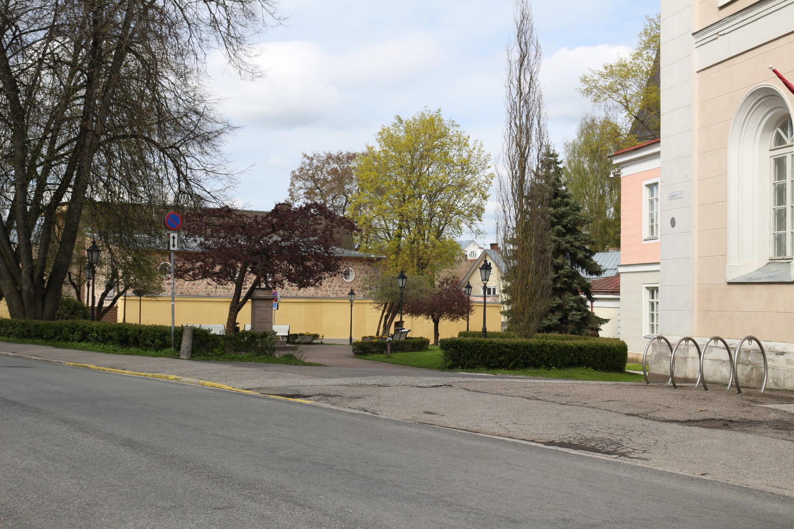 Tartu Ülikooli peahoone taga asuv haljasala, kuhu 1928. a püstitati kuningas Gustav Adolfi monument rephoto