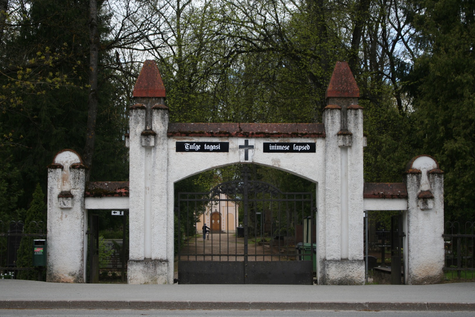 Tartu, Võru tänava surnuaia peavärav. rephoto