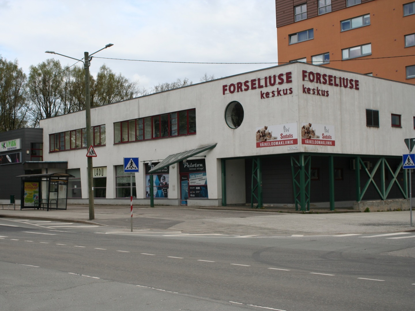 Teguri ja Tähe tänava nurgal asuva kaupluse välisvaade. rephoto