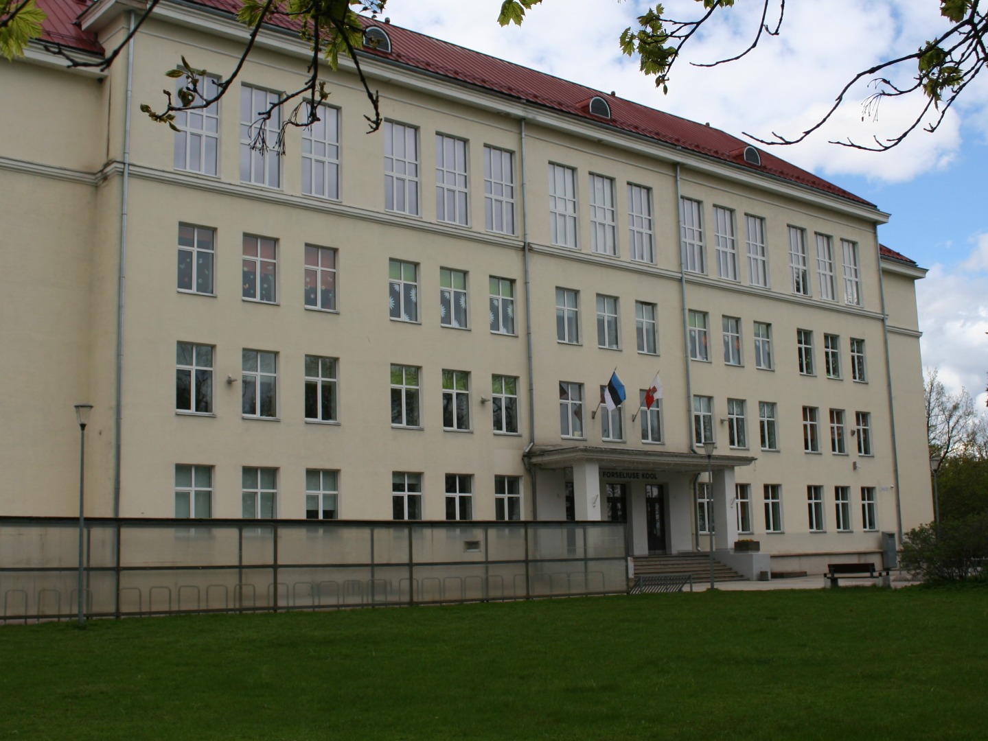 Vaade uuele keskkoolihoonele Tähe tänaval Tartus. rephoto