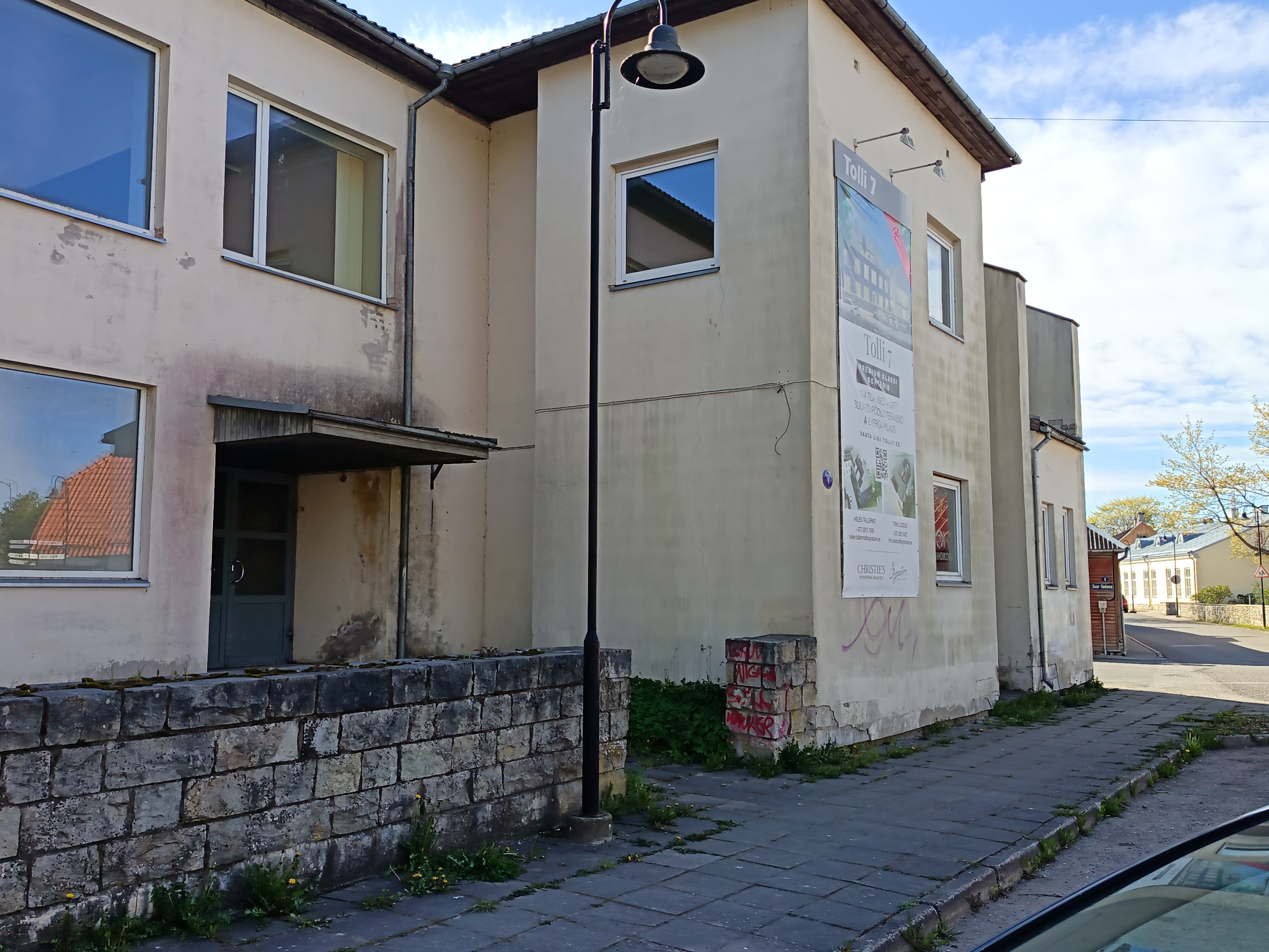 I telegraafijaam Kuressaares asus Tolli ja Suur-Sadama tänava  nurgal  rätsepmeister Rosenfeldt'i majas II korrusel. rephoto