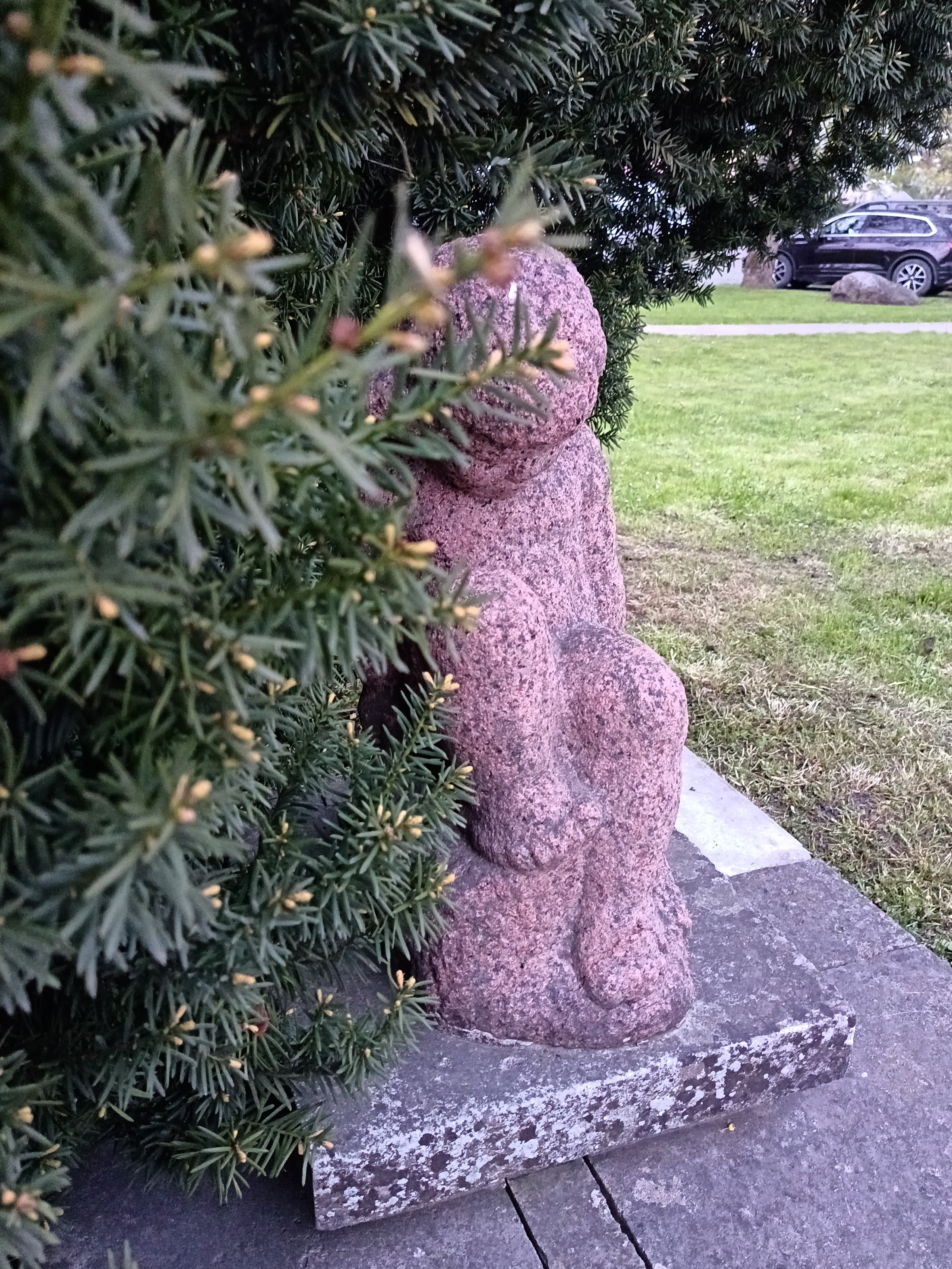 Skulptuur August Kitzbergi ja Lossi tänava nurgal rephoto