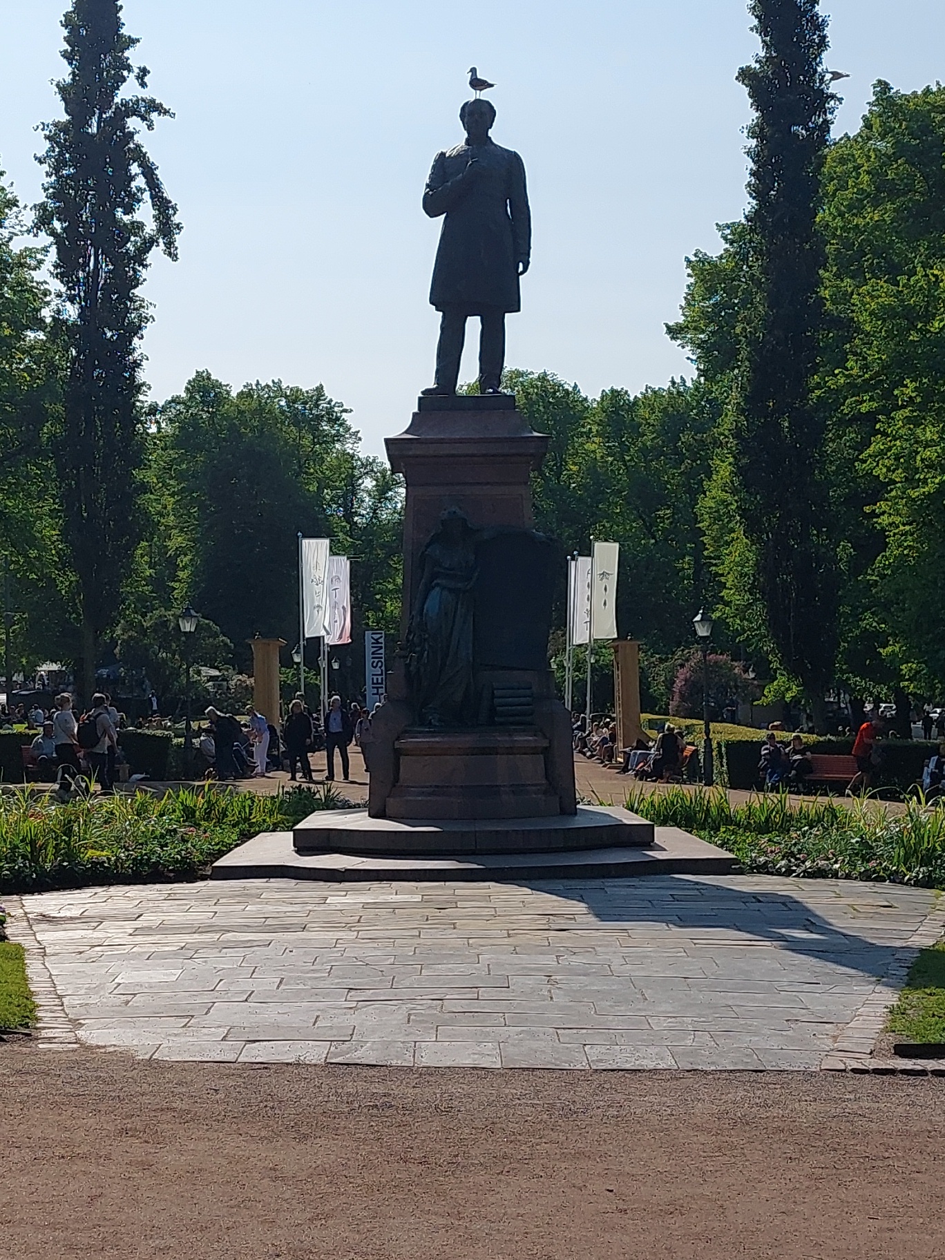 Runeberginesplanadi. Johan Ludvig Runebergin muistomerkki talvisessa Esplanadin puistossa. rephoto