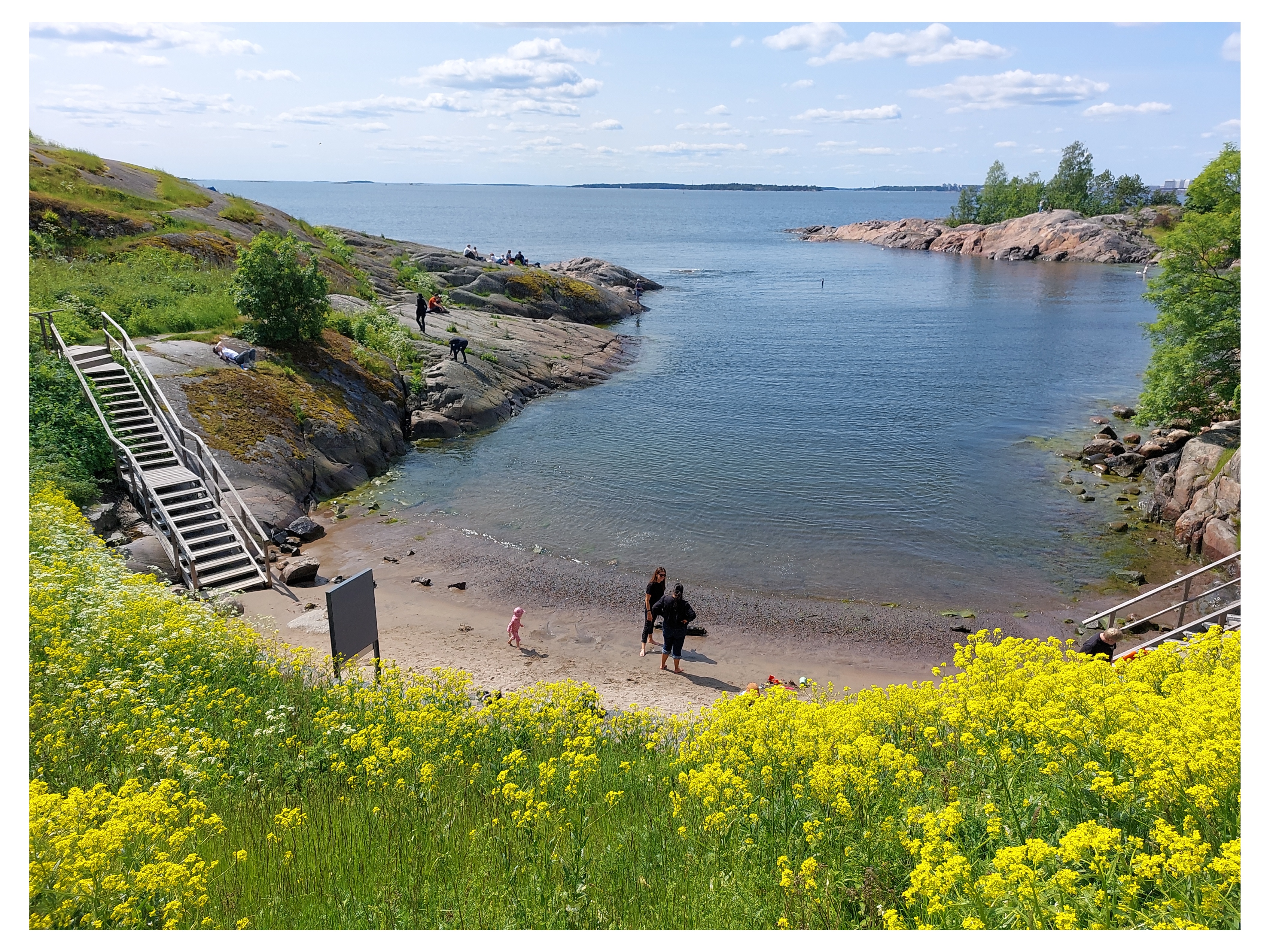 Susisaari. Suomenlinnan uimaranta. Aurinkoinen näkymä Susisaaren valleilta länsiounaaseen. Vasemmalla Kustaanmiekan kallioita. rephoto