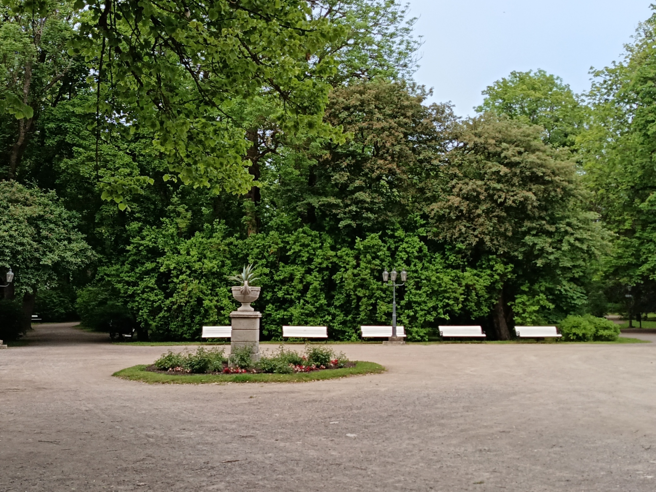 Kuressaare Lossipark, kuursaali esine väljak rephoto