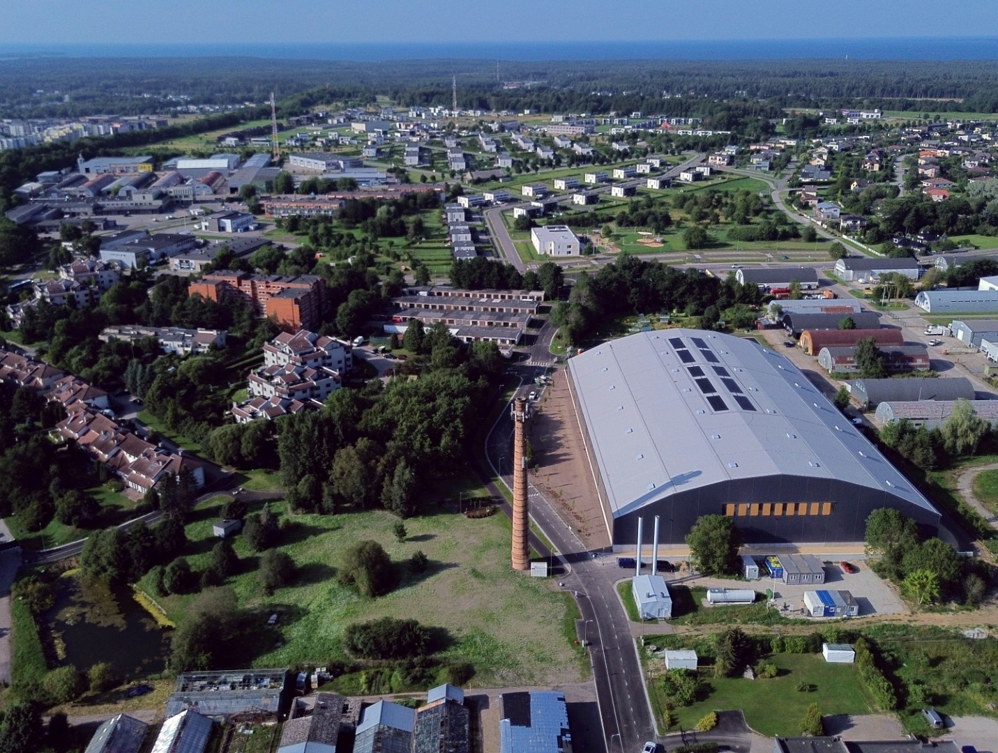 Õhuvaade Viimsile: Pirita lillekasvatussovhoosi aiandi hoonestus, esiplaanil katlamaja rephoto