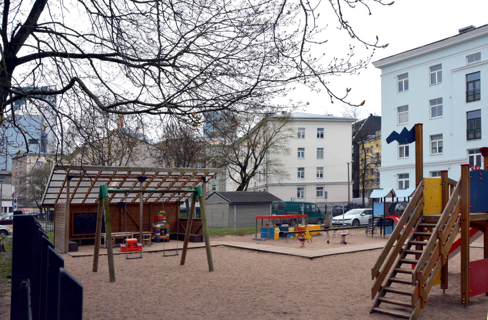 People on Väike-Kompassi Street in Tallinn (only a stone house located only at the backyard, with the current address Reimani 5a) rephoto