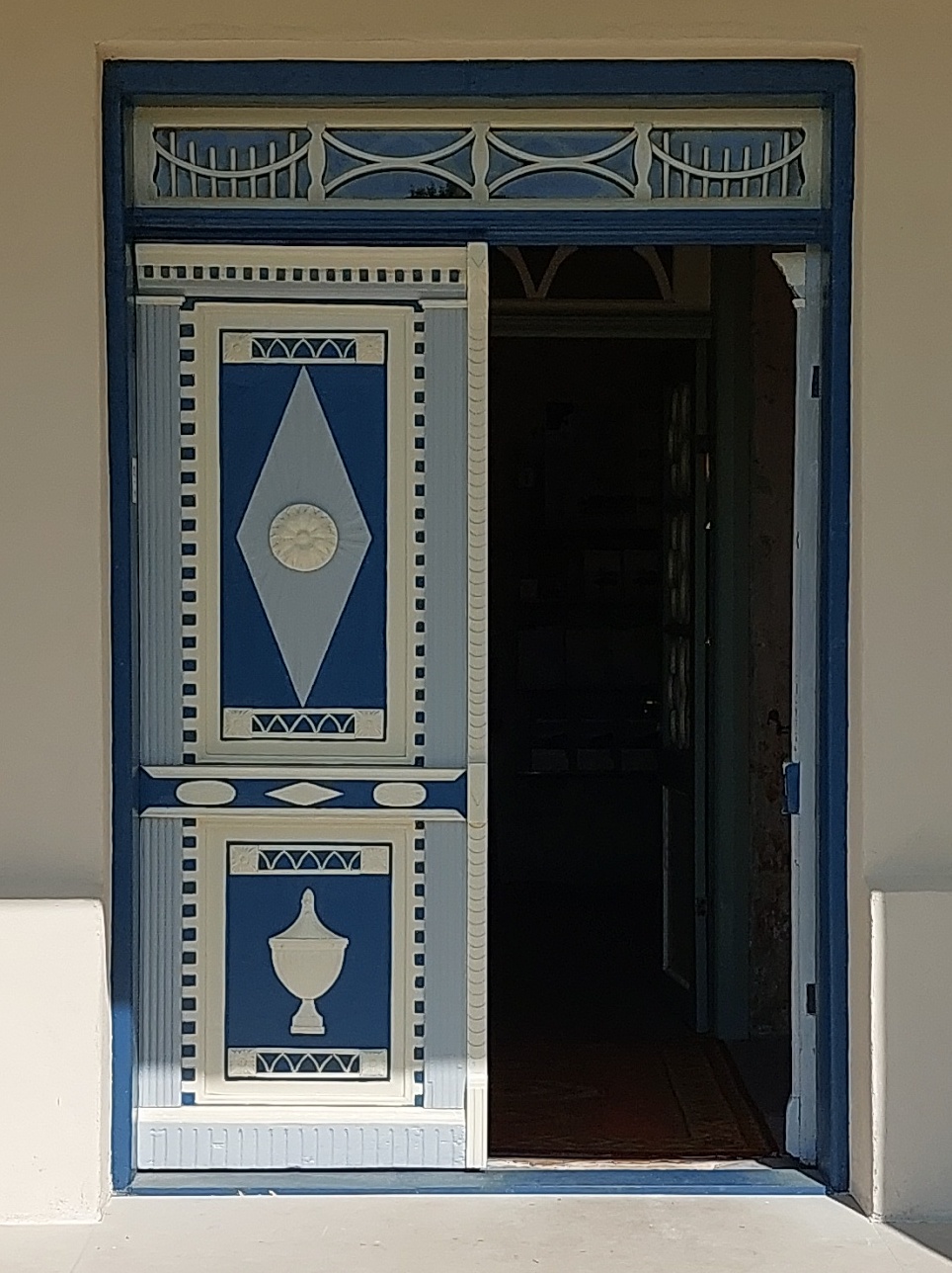 Lihula Mõisahoone peauks rephoto