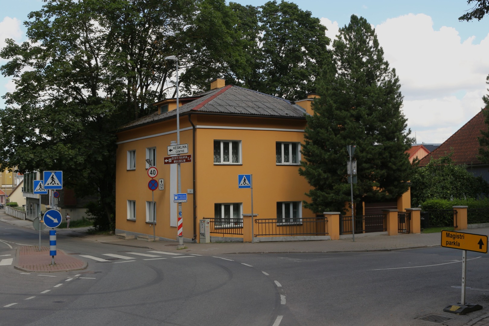 Puumaja Tartus Laia ja Gustav Adolfi (Jakobi) tänava nurgal, taustal Jaani kiriku tornikiiver rephoto