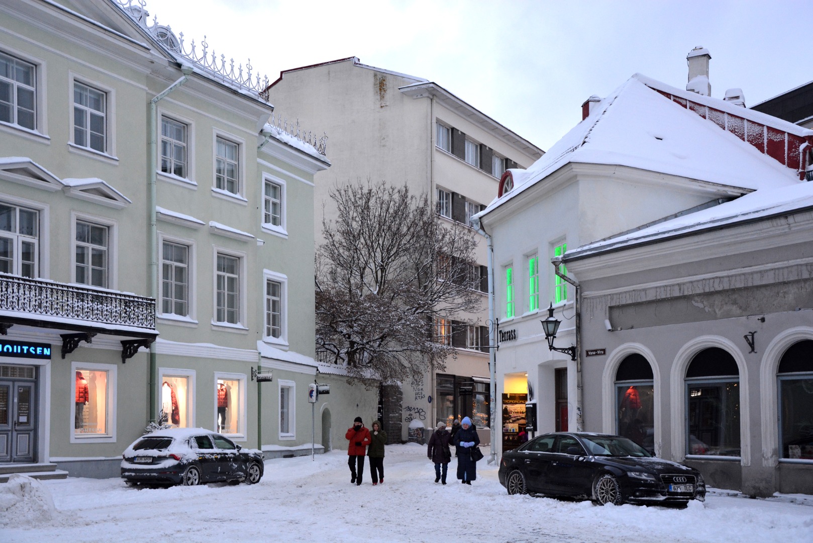 Alte Lehmstrasse mit Pforte. Vana-Viru tänav linnaväravaga. Vaade Gahlenbäcki majale. rephoto