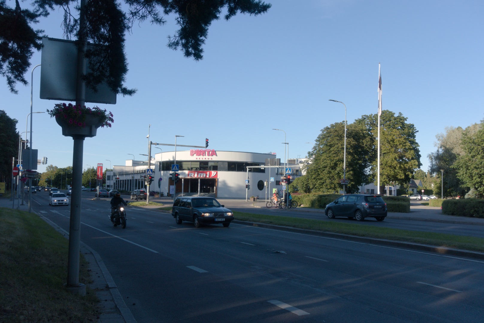 Tallinn. Merivälja ja Kloostrimetsa tee nurk rephoto