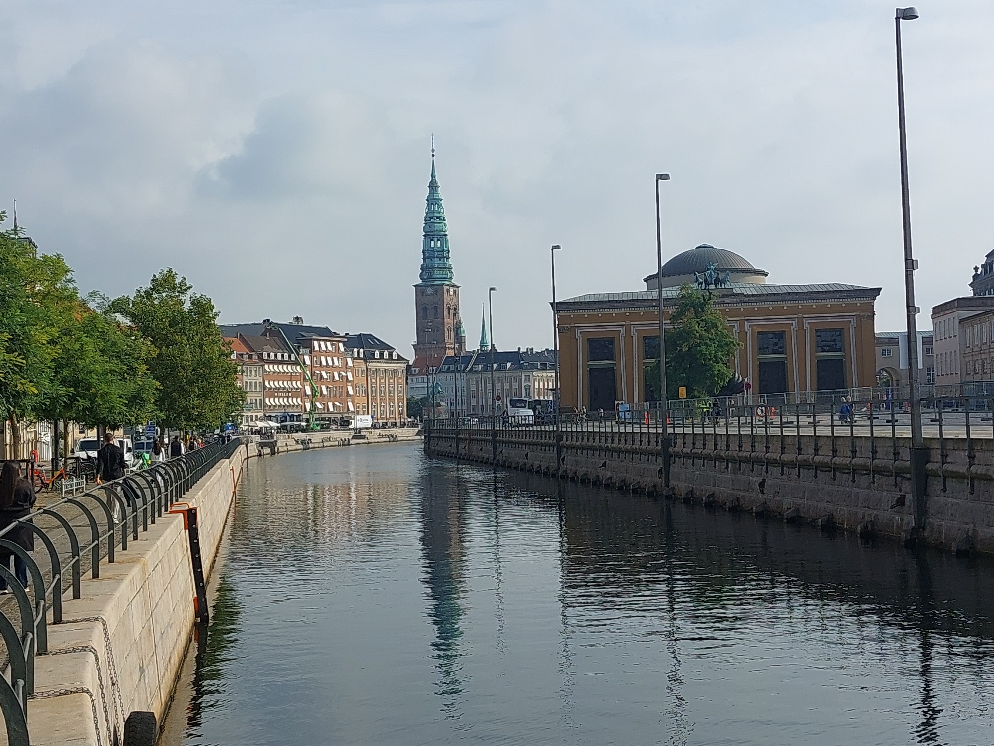 Fotopostkaart. Kopenhaagen'i vaade Thorvaldseni muuseumiga rephoto