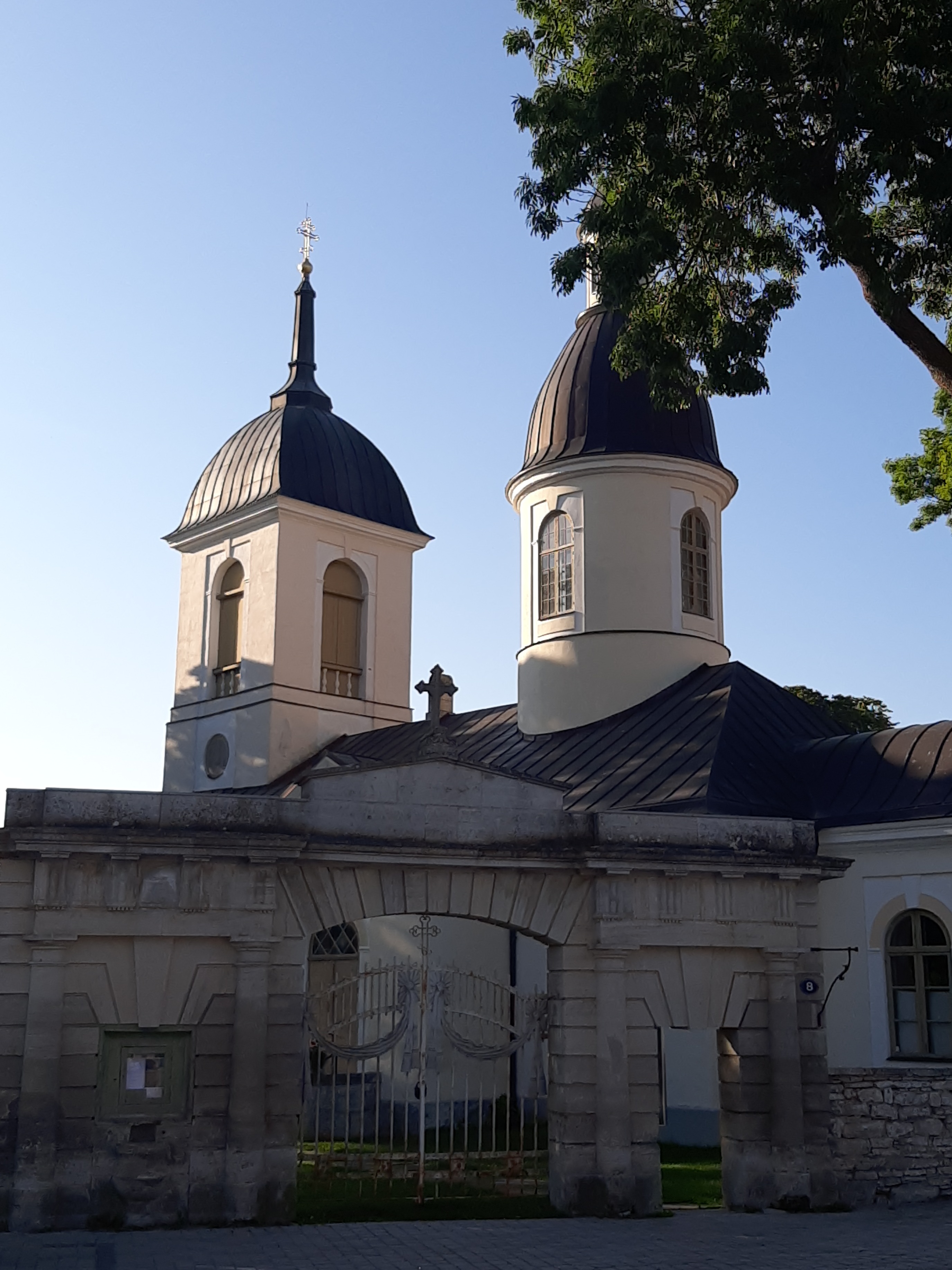 Kuressaare Püha Nikolai kirik, vaade väravale ja tornidele rephoto