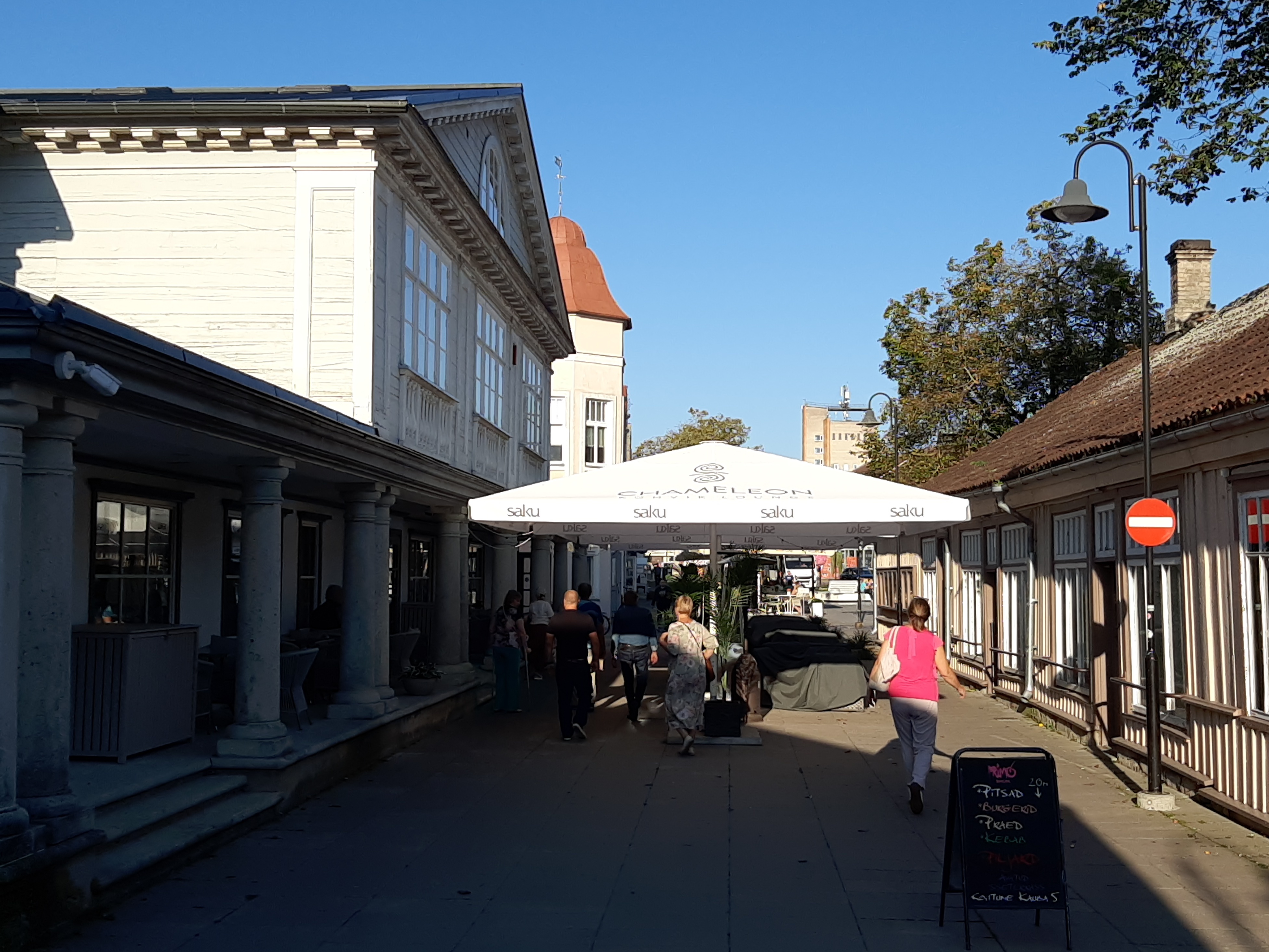 Kuressaare linn: vaade Turu ja Kauba tänava nurgalt keskväljaku suunas. Esiplaanil kaubahoovi hoone. 1921. a. rephoto