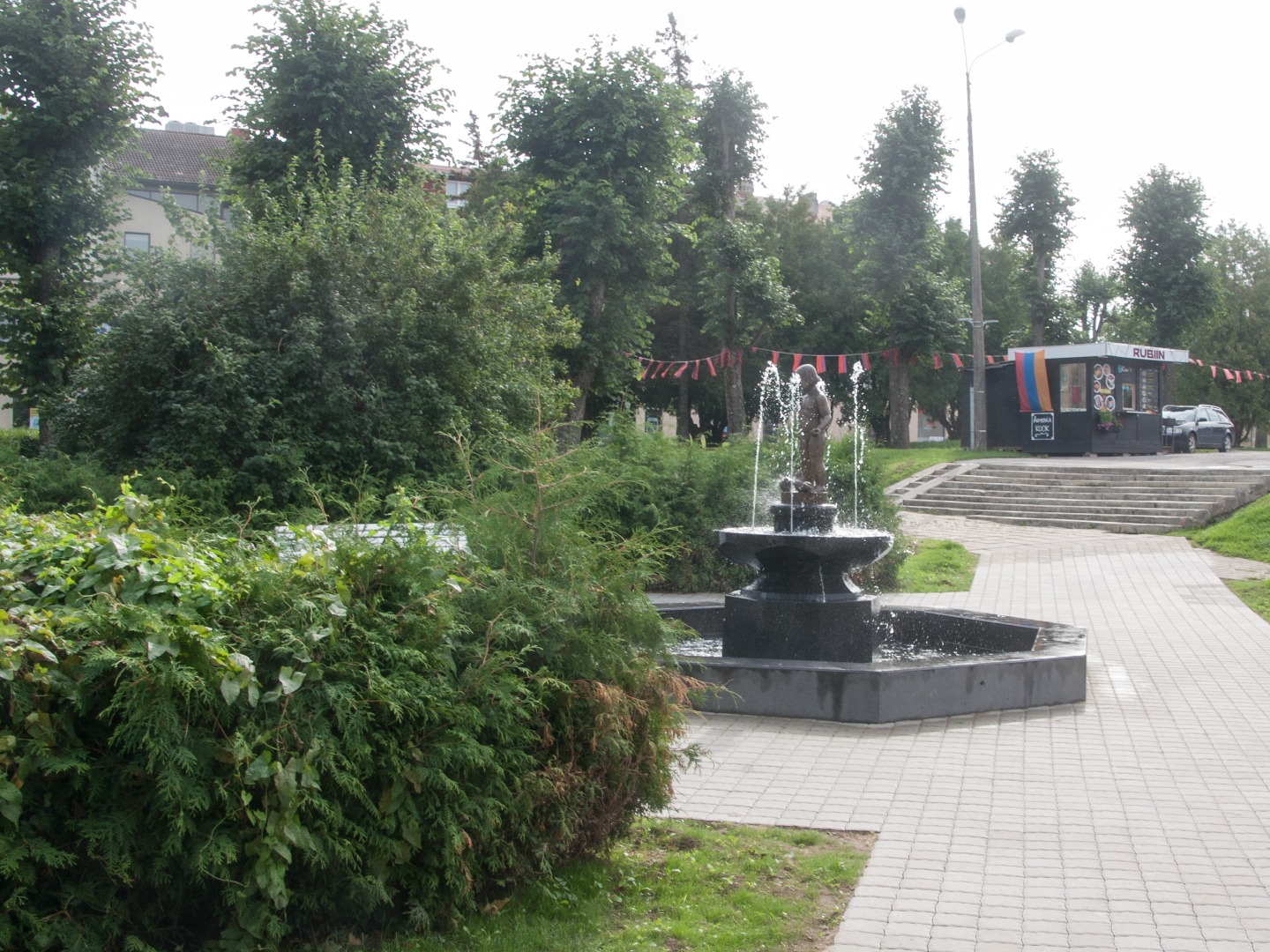 Vaade purskkaevule Viljandis pärast septembrikuist lumesadu. rephoto