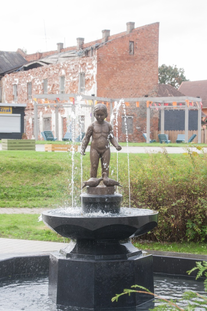 fotopostkaart, Viljandi, Keskväljak, purskkaev Tüdruk tuvidega, 1957, foto H. Riet rephoto