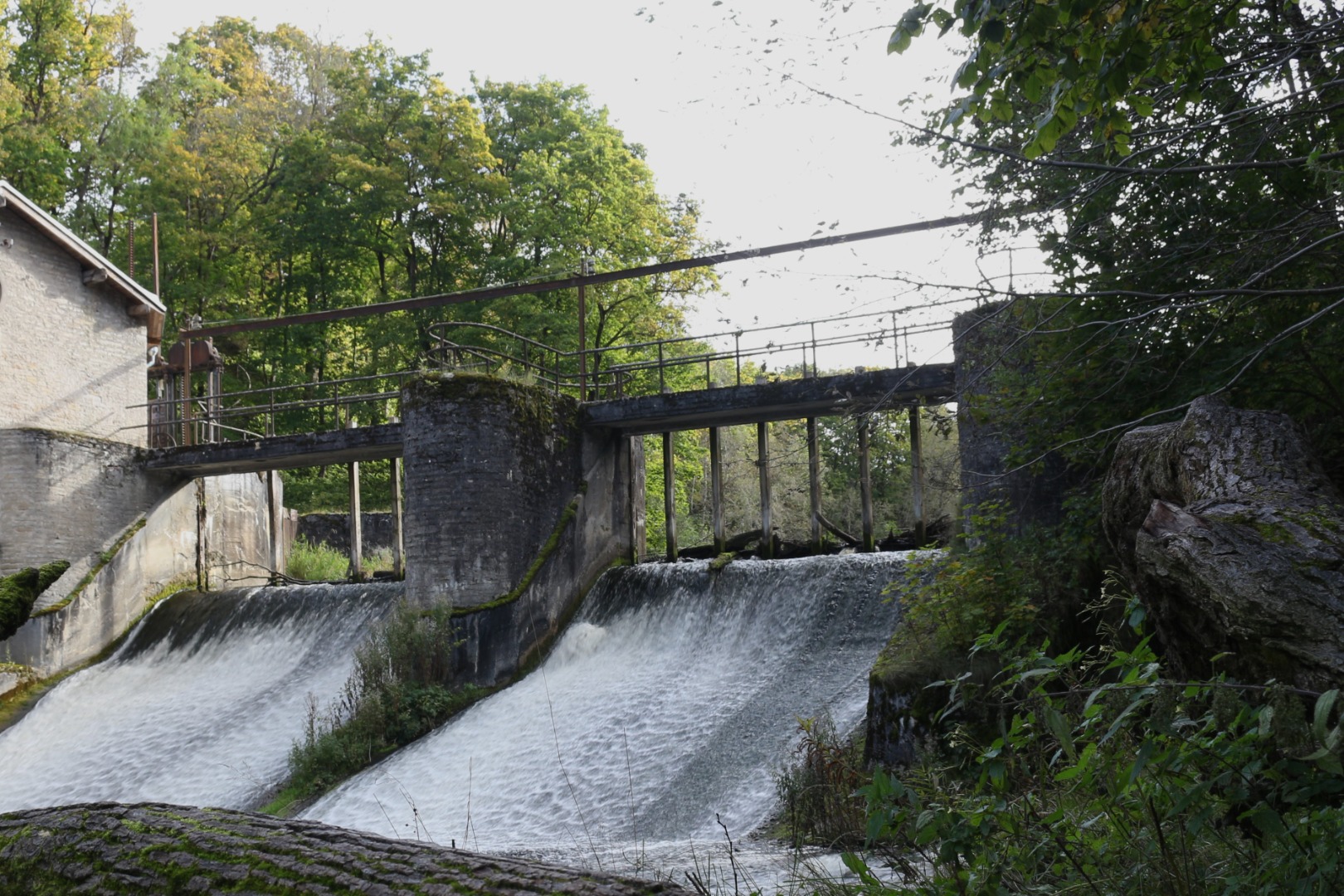 The oak of the Kunda hydroelectric power plant (Jõe 21). See the gate and winches to lift the gate. rephoto