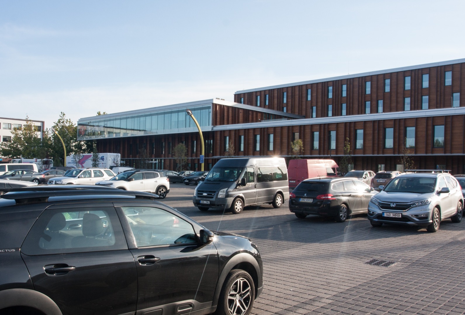 Viljandi linna Täitevkomitee esimees Elfride Saks tuletõrjujaid tervitamas rephoto