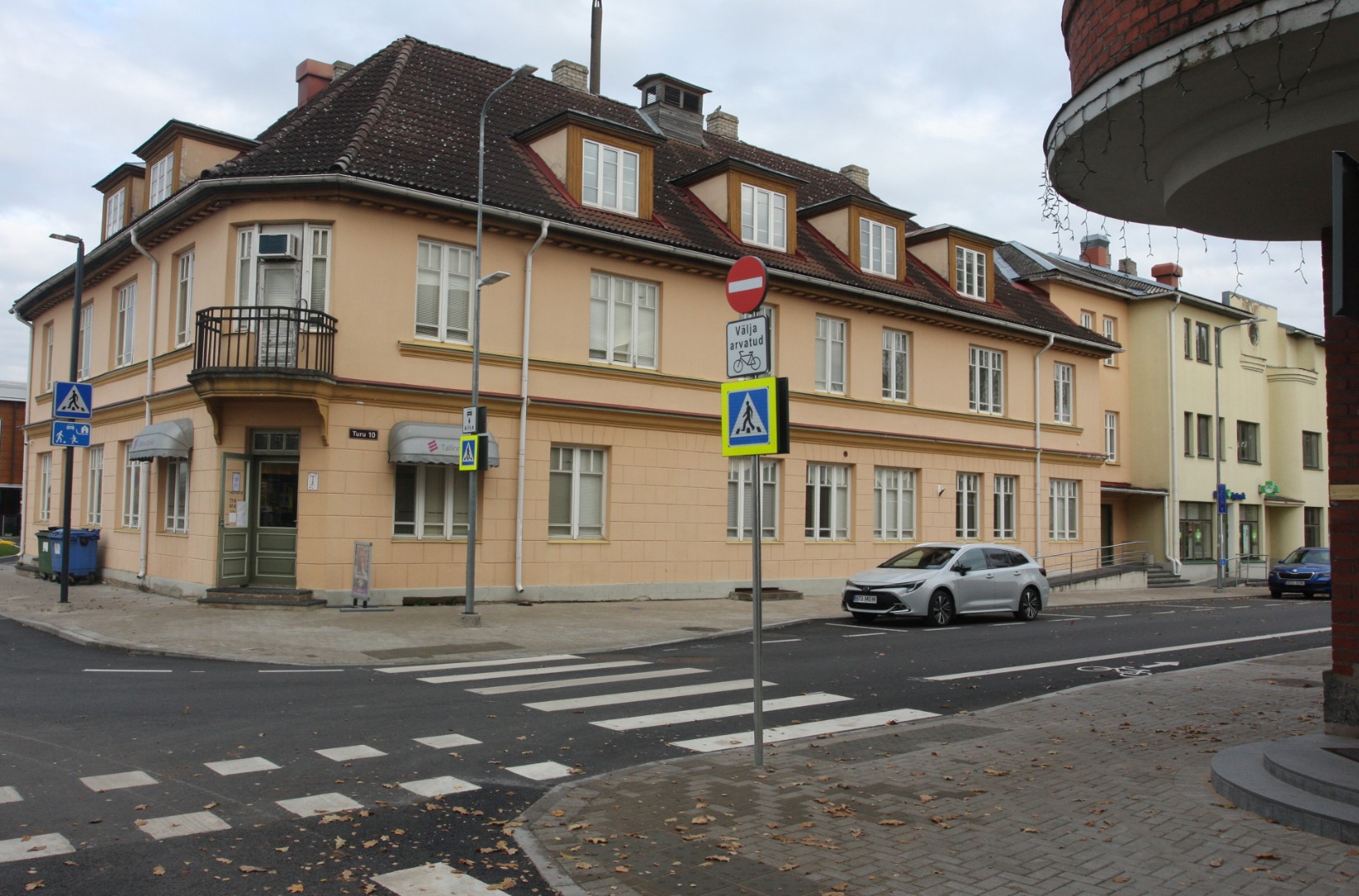 foto, Viljandi, Kaalu tn- Turu tn nurk, Turu tn 10, polikliinik, kiirabi, oktoober 1983 rephoto