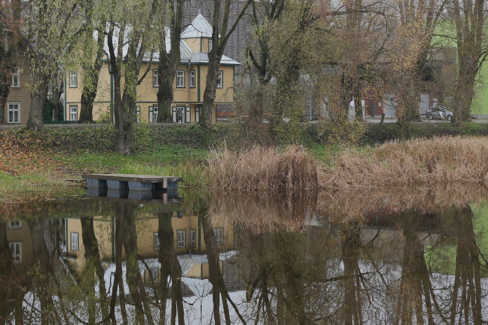 Mootorpaat "Tempo" seismas Emajõel kalda ääres. Paat on ehitatud Tartus. Ehitaja ja omanik oli August Kruuv. Praegune omanik on Hando Kruuv. rephoto