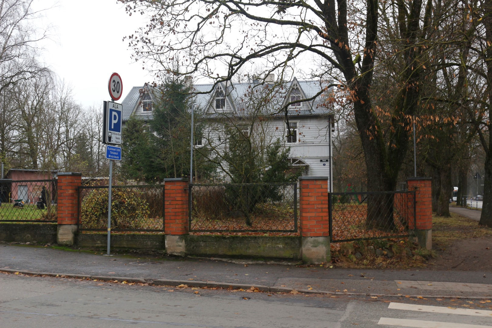 Katoliku kiriku kõrvalhoone. rephoto