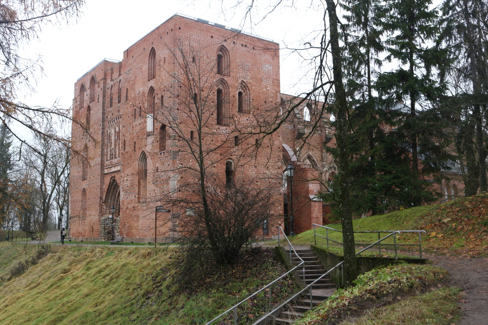 View from the side to the ruins of the Toom Church rephoto
