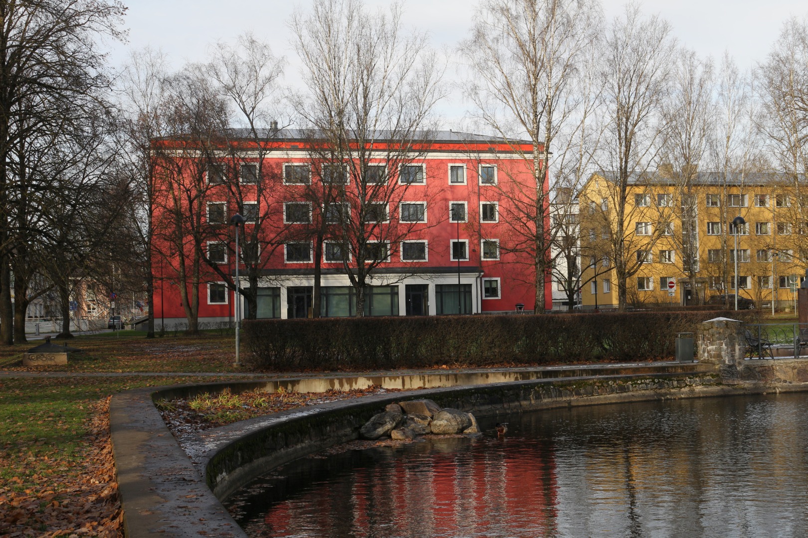 Tiiginurk Theatre "Vanemuise" in the park next to a small house, in the back of Tiigi Street new houses rephoto