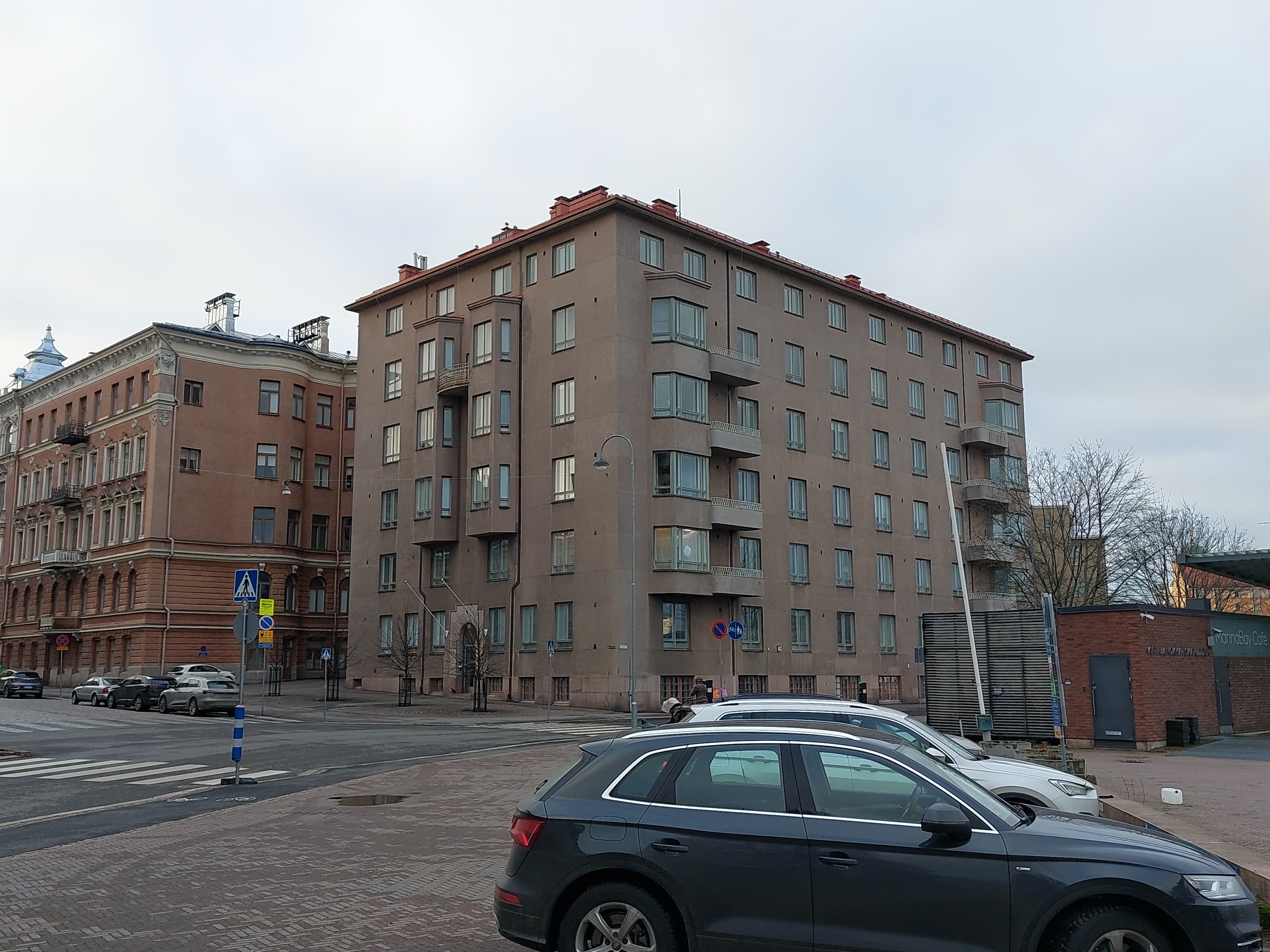 Satamakatu 4, 2. Numeron 4 seinässä Maakauppiaitten Lyhyttavara Oy:n kyltti. rephoto