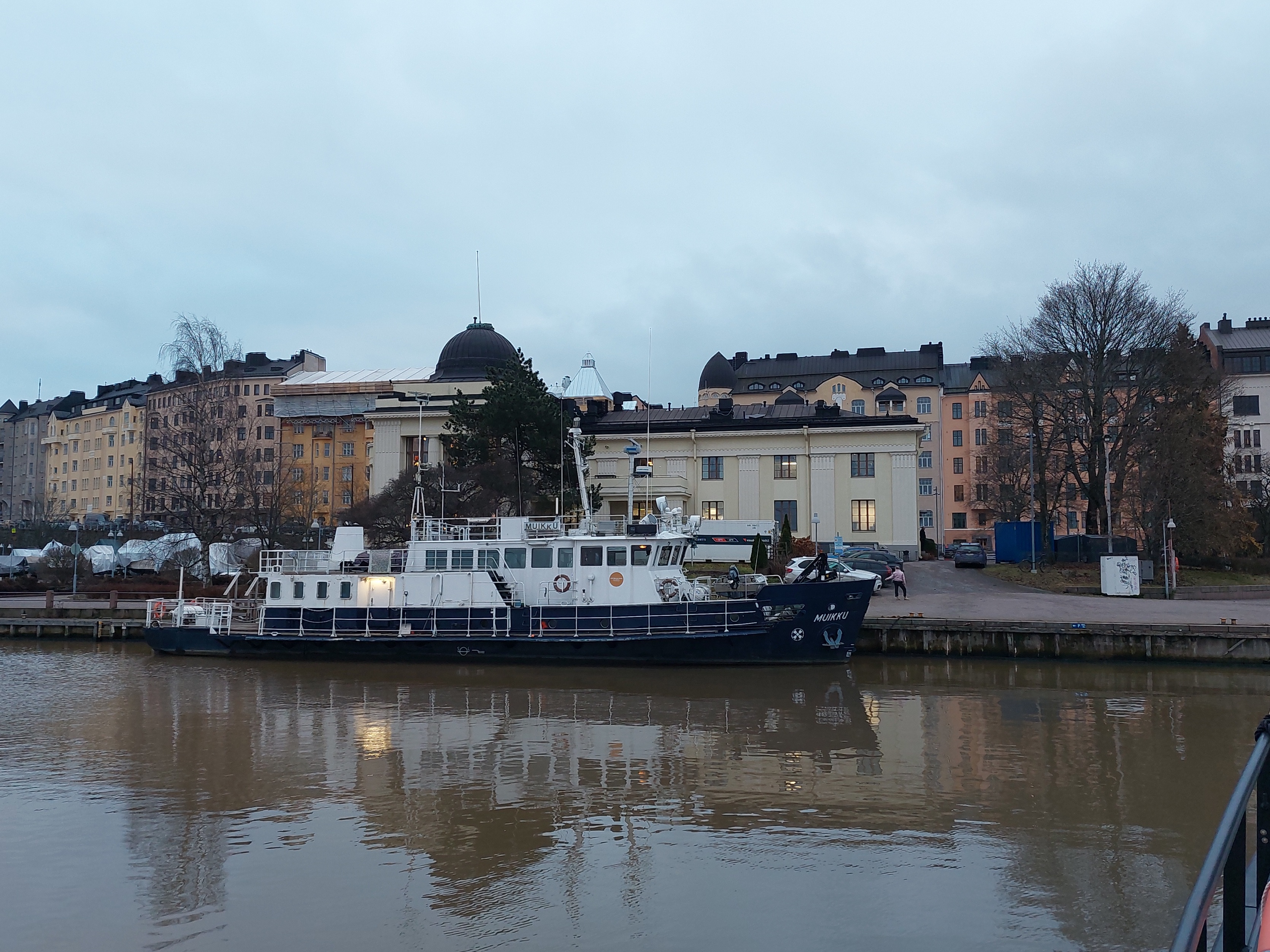 Katajanokka, pohjoisrantaa. Laivastokatu 1. Keskellä Katajanokan kasino (Upseerikasino), Taustalla Laivastokatu 2, 4, 6, 8, 10, 12. Laiturissa Merenkulkuhallituksen tarkastusalus s/s Eläköön. rephoto