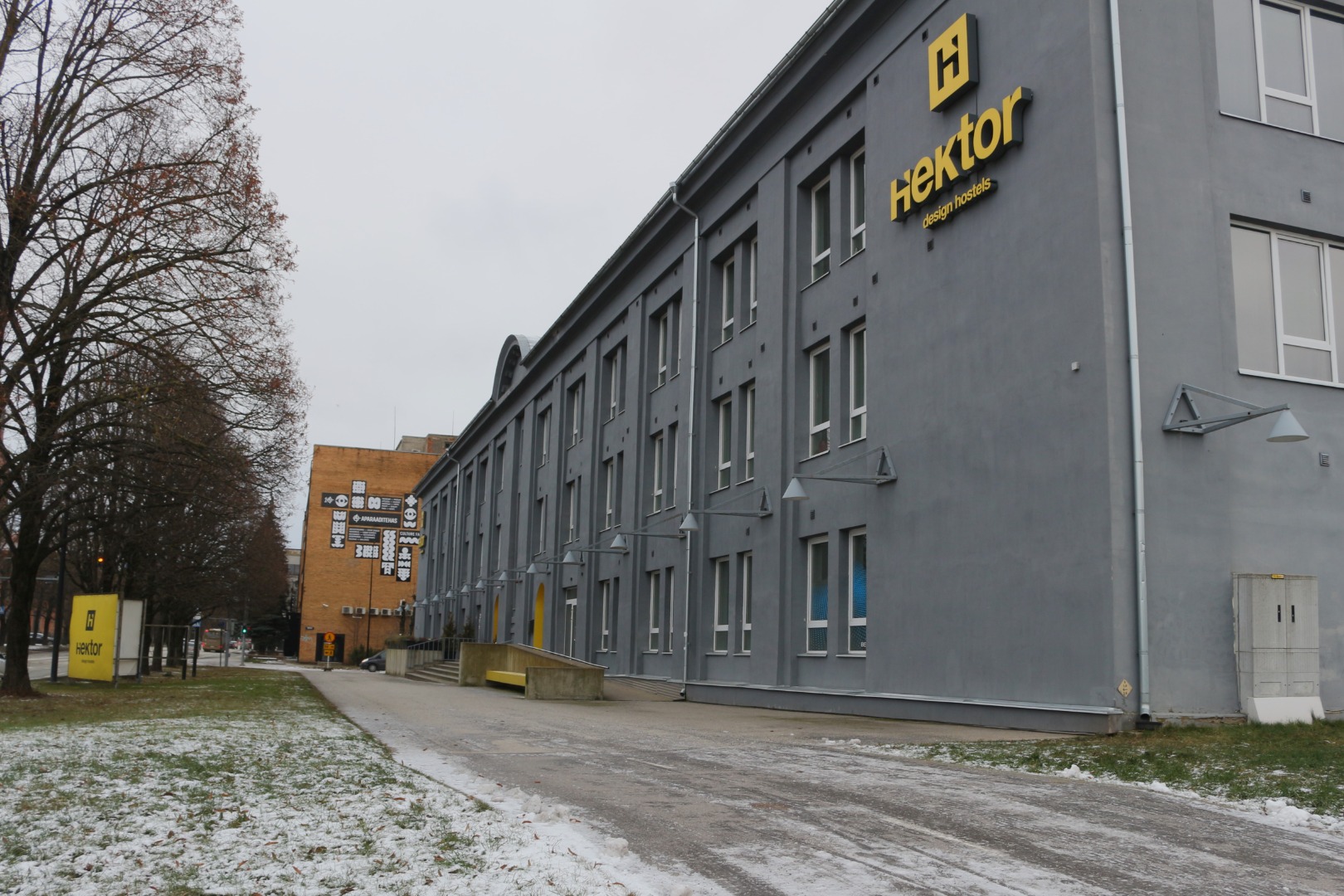 Kauburi shopping mall (Riia mnt).  Tartu, 1998. Photo Aldo Luud. rephoto