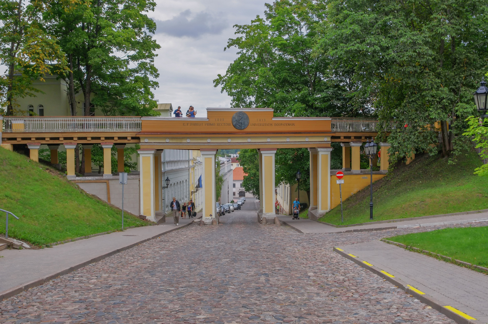 English bridges across Lossi Street. View from Toomemäki down rephoto