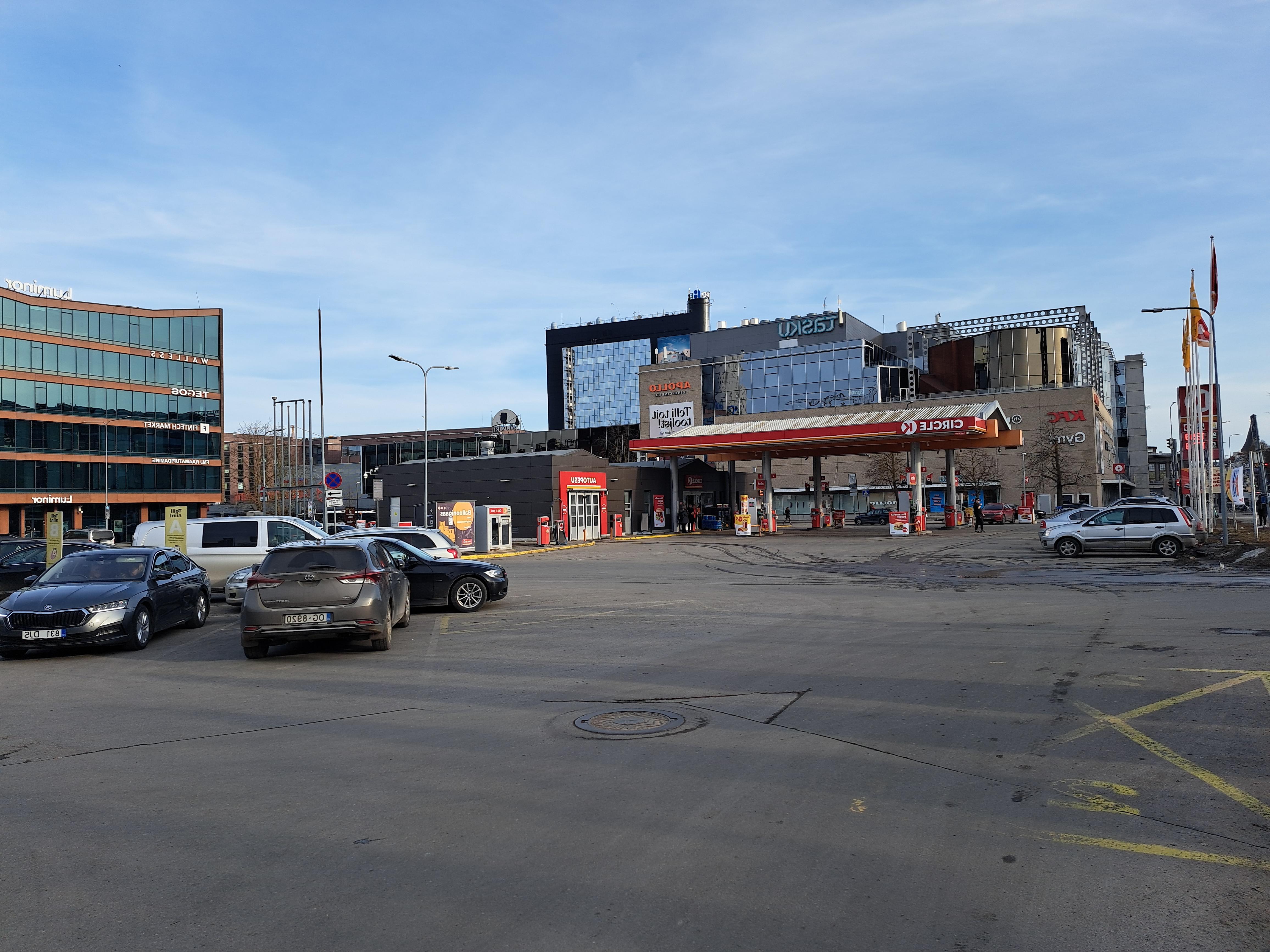 Gas station Statoil (Turu t).  Tartu, 1998. Photo Aldo Luud. rephoto